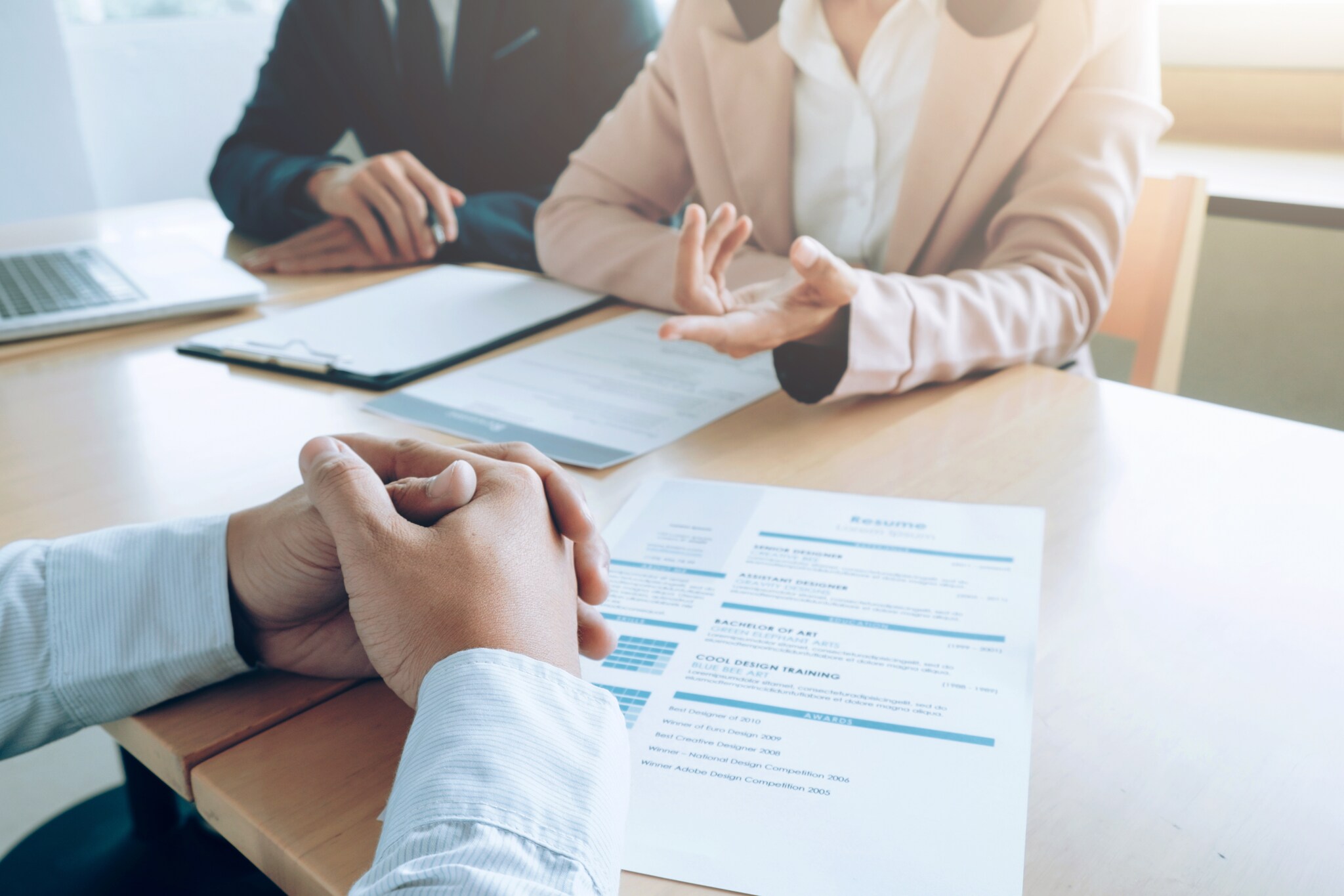 Ondanks het personeelstekort, past slechts een vijfde van de werkgevers de arbeidsvoorwaarden aan om nieuw talent aan te trekken. Foto: Shutterstock Ondanks het personeelstekort, past slechts een vijfde van de werkgevers de arbeidsvoorwaarden aan om nieuw talent aan te trekken. Foto: Shutterstock