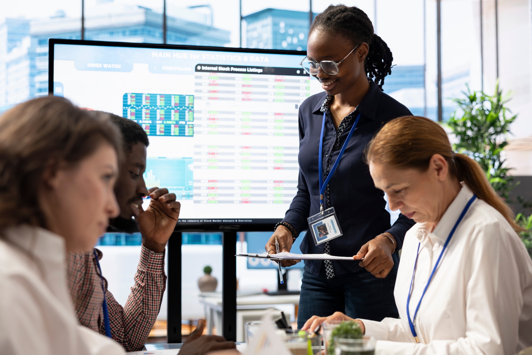 Business analyst creating an interactive board presentation with project managers. Hoe brengt IPMA projectmanagers naar de top? Foto: DC Studio/Shutterstock.