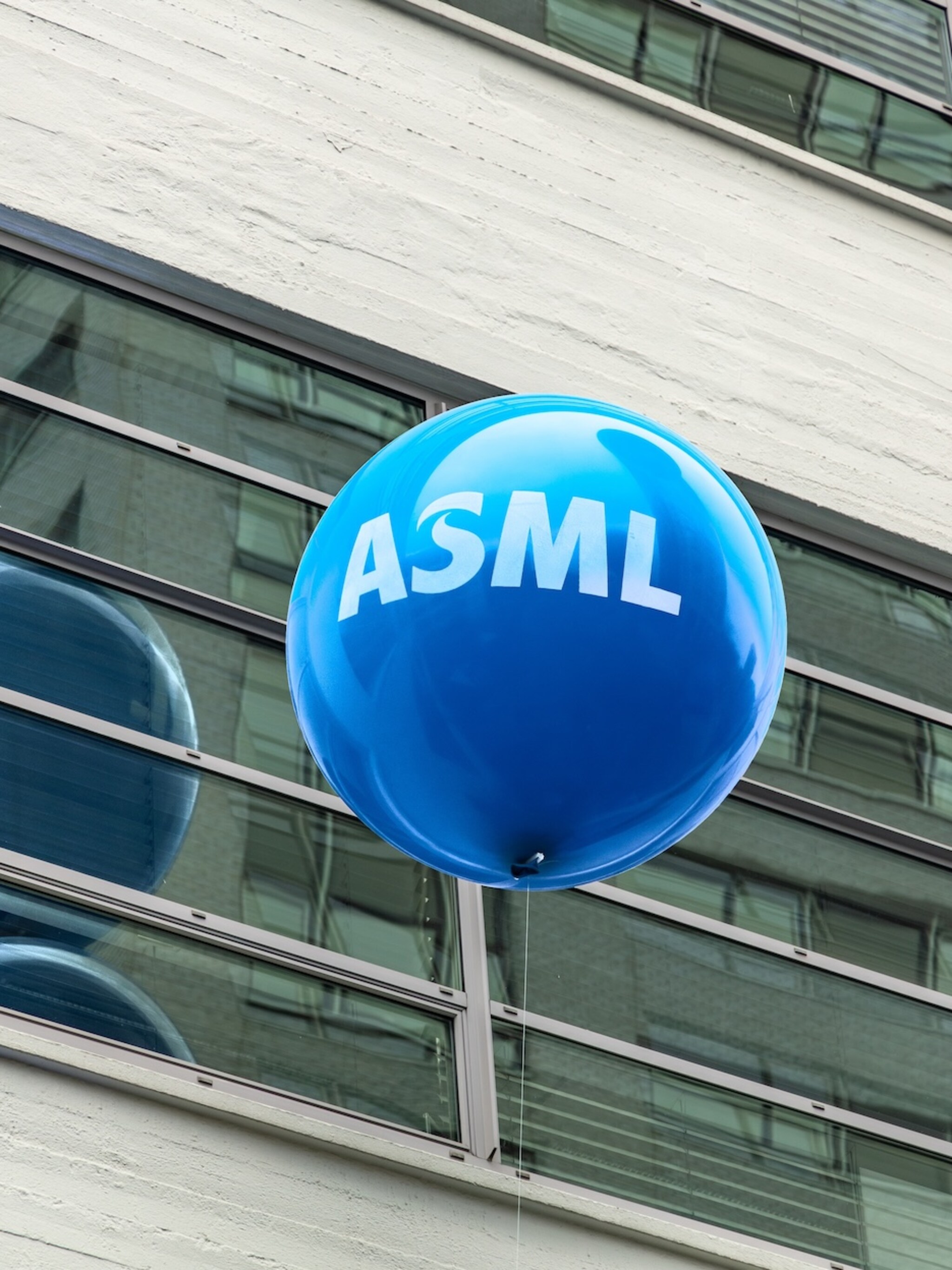 hier in de valley grappen ze dat asml gerund wordt door de cia