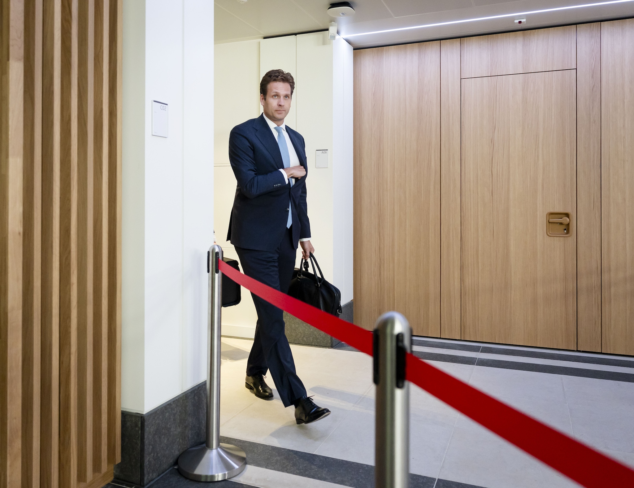 2025-08-15 13:01:19 DEN HAAG - Vincent Karremans, demissionair minister van Economische Zaken, na afloop van de eerste ministerraad na het zomerreces. De ministerraad wordt vanaf nu gehouden bij het ministerie van Algemene Zaken. ANP REMKO DE WAAL Vincent Karremans, demissionair minister van Economische Zaken, na afloop van de eerste ministerraad na het zomerreces. De ministerraad wordt vanaf nu gehouden bij het ministerie van Algemene Zaken. Foto: ANP.