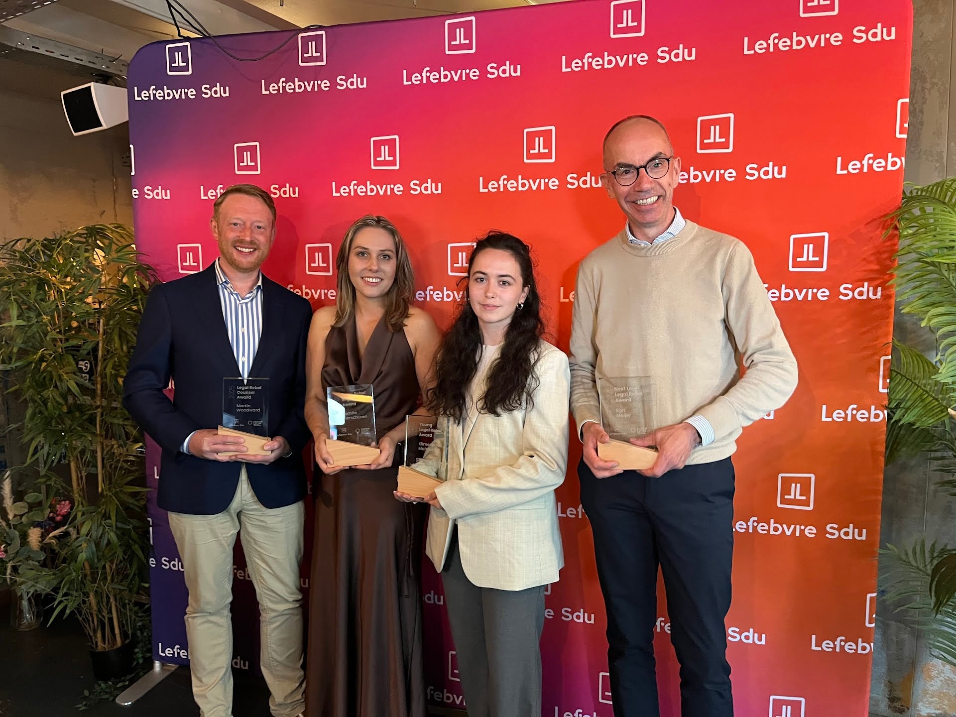 Voor het eerst zijn de Legal Rebel Awards uitgereikt aan vier vooruitstrevende professionals die met (AI-)technologie het juridische vakgebied transformeren. De innovatieprijs, opvolger van de negentien jaar oude Gouden Zandlopers, werd georganiseerd door Lefebvre Sdu en stichting Dutch Legal Tech. De winnaars van de Legal Rebel Awards 2025. Foto: Jurriaan Hoefsmit.