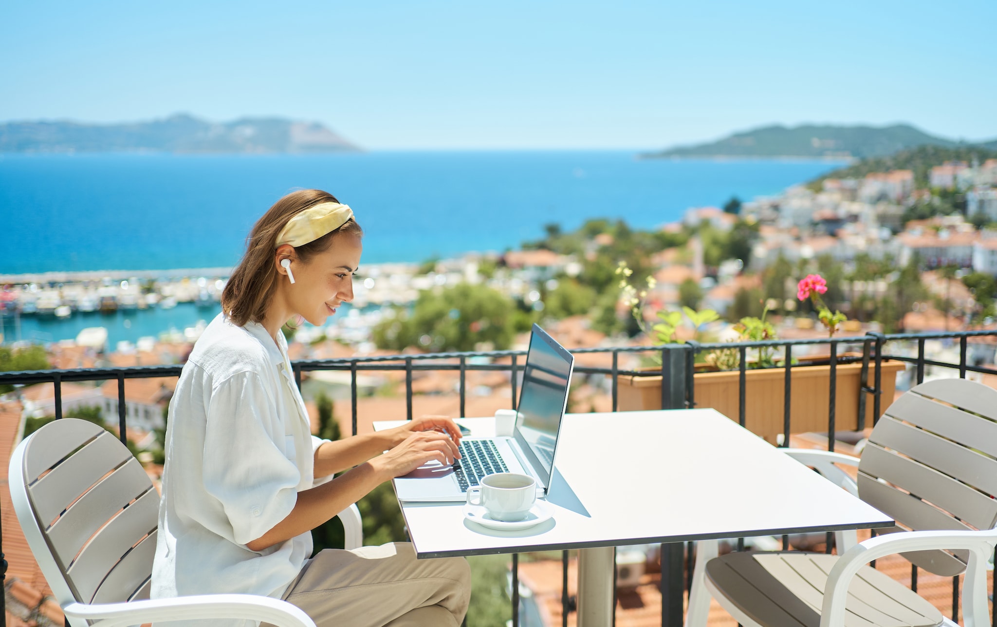 Waarom het een slecht idee is om door te werken tijdens de vakantie. Foto: Shutterstock Waarom het een slecht idee is om door te werken tijdens de vakantie. Foto: Shutterstock