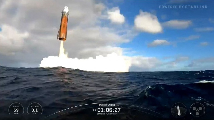 This still image taken from a SpaceX broadcast shows the upper stage of SpaceX's Starship rocket splashing down in the Indian Ocean after lifting off from Starbase, Texas, on August 26, 2025, for its tenth test flight. The upper stage of SpaceX's Starship megarocket successfully splashed down in the Indian Ocean after meeting its key objectives on its tenth flight test. "Splashdown confirmed! Congratulations to the entire SpaceX team on an exciting tenth flight test of Starship!" the US company wrote on X after the roughly hourlong mission. (Photo by SPACEX / AFP) / RESTRICTED TO EDITORIAL USE - MANDATORY CREDIT "AFP PHOTO /  SPACEX " - NO MARKETING NO ADVERTISING CAMPAIGNS - DISTRIBUTED AS A SERVICE TO CLIENTS Deze afbeelding komt uit een SpaceX-uitzending en toont de bovenste trap van hun Starship-raket die in de Indische Oceaan neerkomt, na de lancering vanaf Starbase Texas, op 26 augustus 2025 tijdens de tiende succesvolle testvlucht. Foto: AFP.