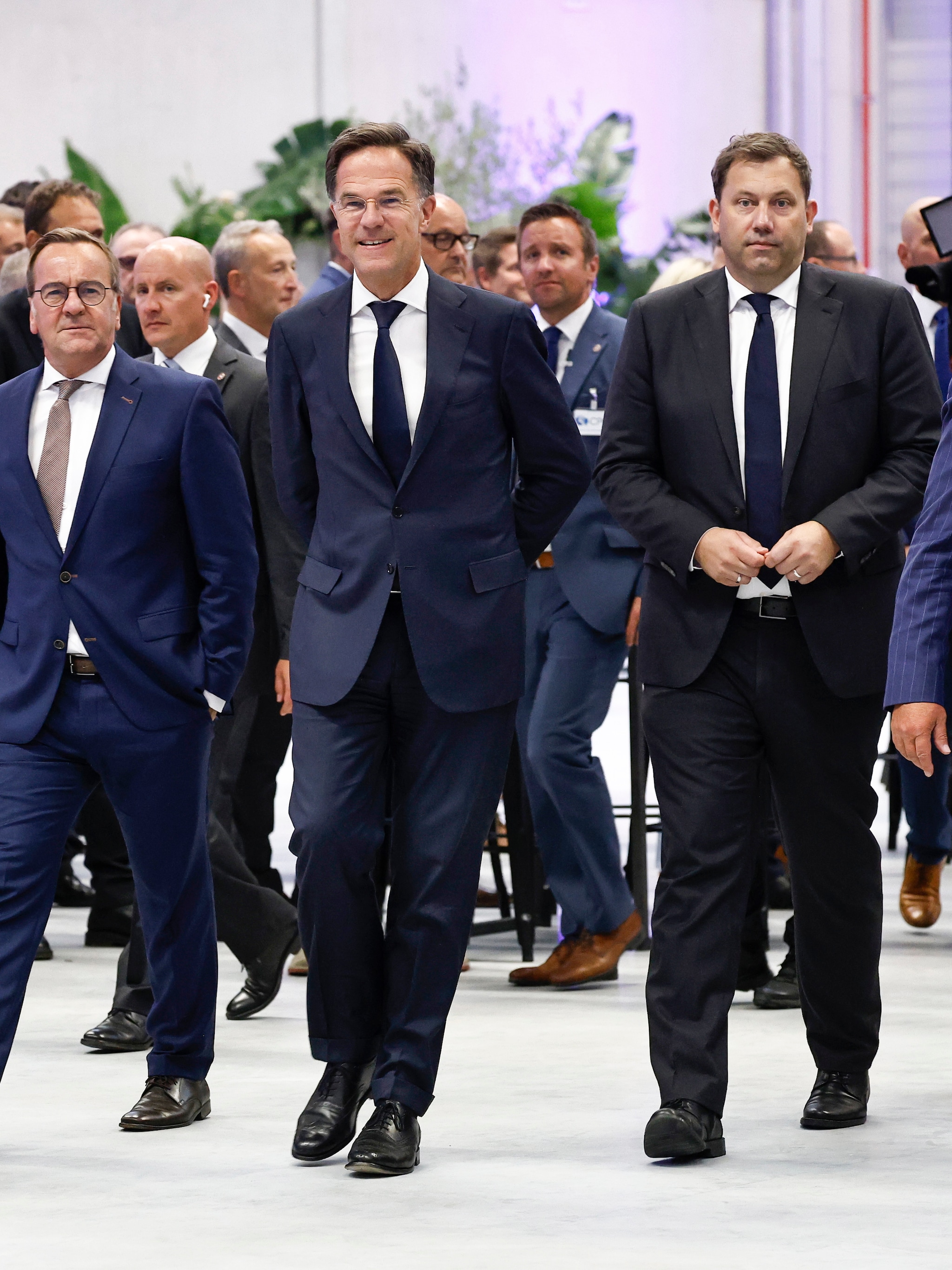 duitse wapenfabrikant rheinmetall opent europa s grootste munitiefabriek