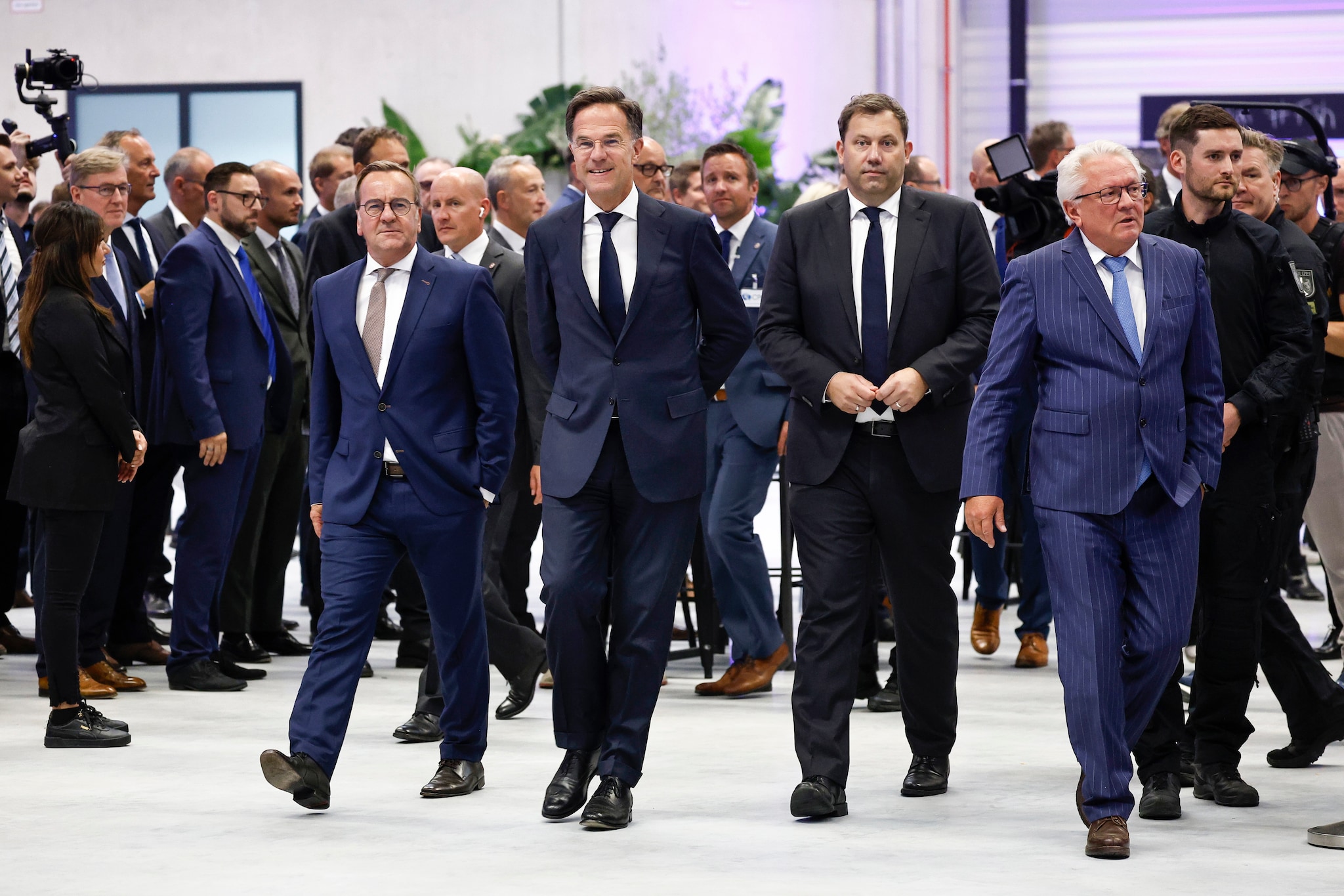 De Duitse defensieminister Boris Pistorius, NAVO-chef Mark Rutte, de Duitse vicepremier Lars Klingbeil en Rheinmetall CEO Armin Papperger woonden de feestelijke opening van de munitiefabriek in Unterlüss bij. Foto: Morris MacMatzen/Getty Images Foto: Morris MacMatzen/Getty Images