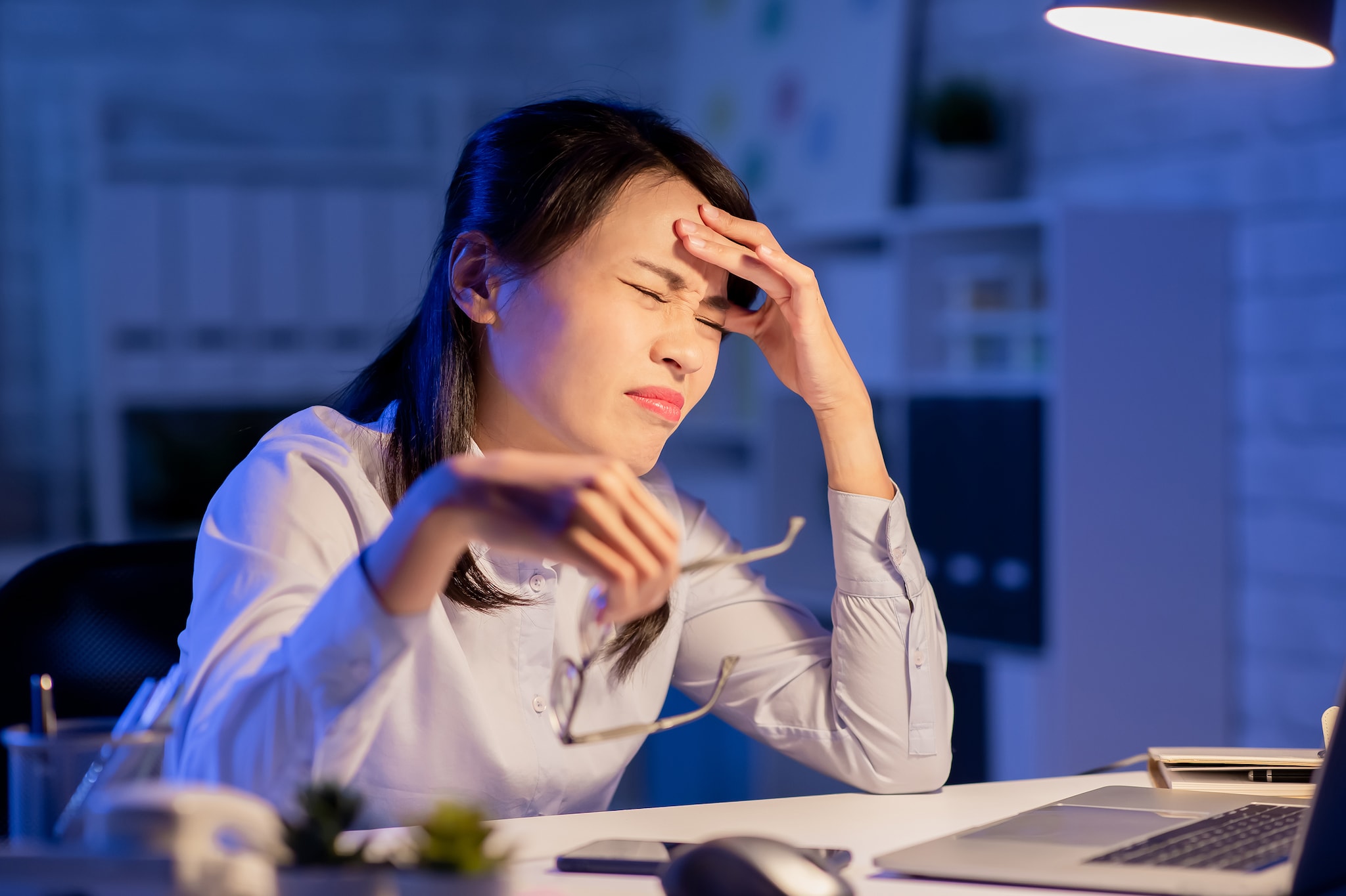 Woman overtime work and feel headache in the office. Het fenomeen ‘back to work headache’. Foto: Aslysun/Shutterstock.