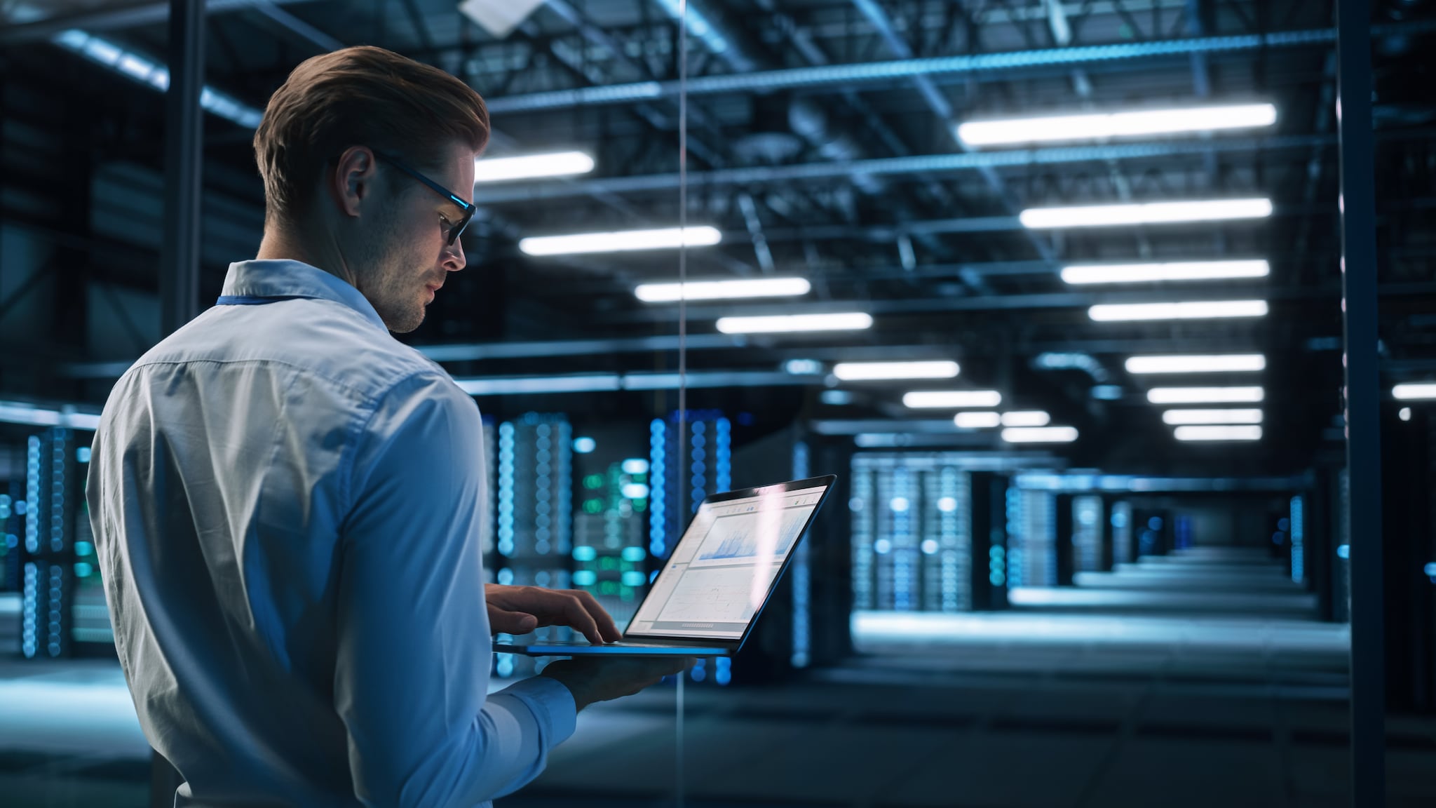 Back View of Male Specialist Using Laptop in Big Data Center Office Quantumtechnology. Europa wil een leidende rol pakken in quantumtechnologie. Foto: Gorodenkoff/Shutterstock.