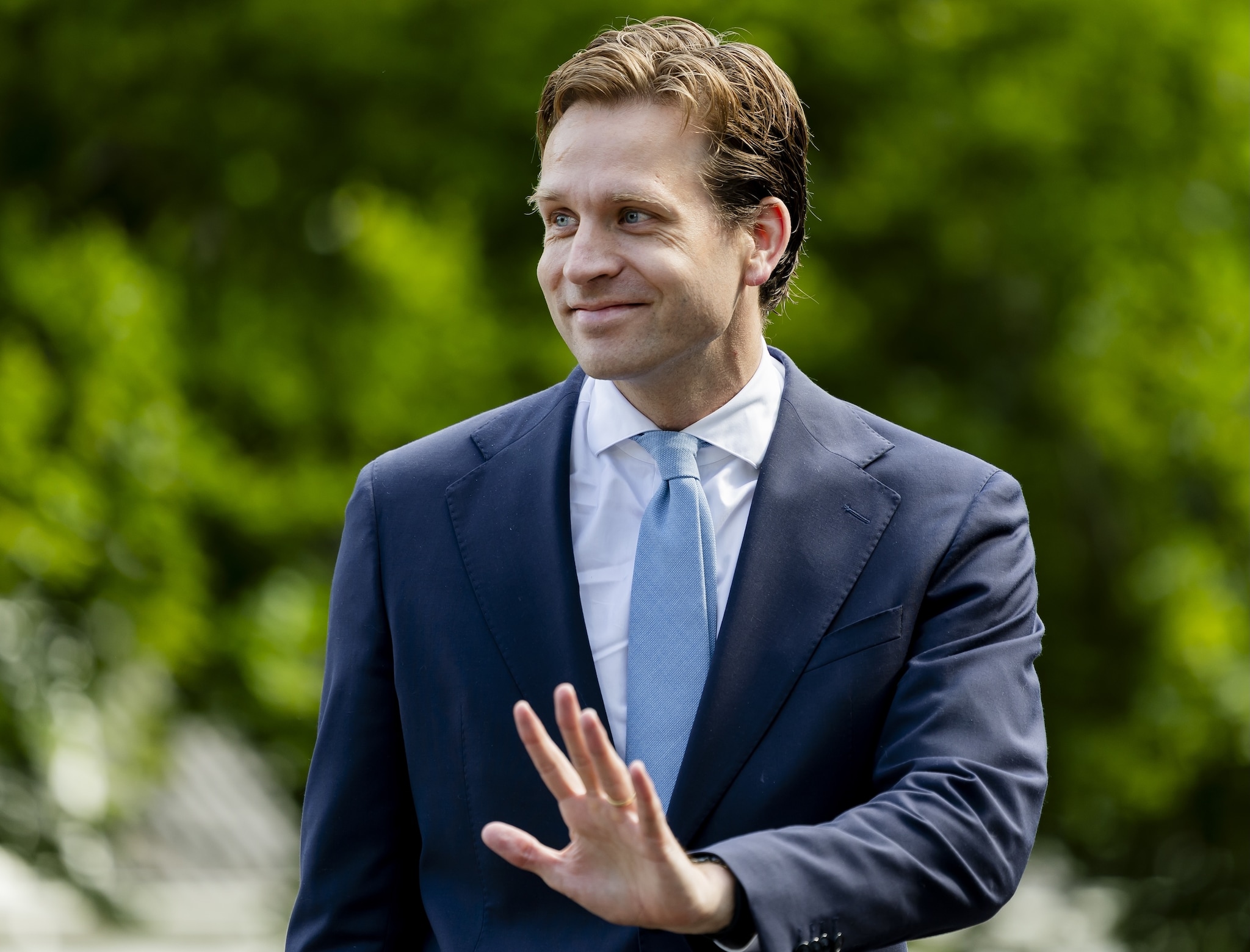 Vincent Karremans, demissionair minister van Economische Zaken, arriveert bij het Catshuis voor de ministerraad. Foto: ANP/Remko de Waal Of Vincent Karremans, demissionair minister van Economische Zaken, bij AI-plannen voor Nederland ook aan Silicon Valley denkt, vraagt Wibe Wagemans zich hardop af. Foto: ANP.