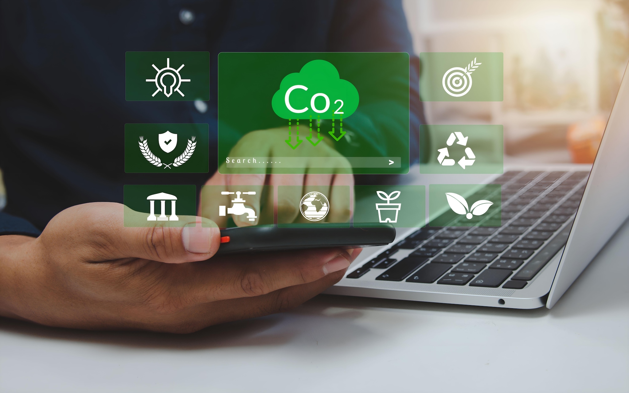 A person using laptop on esg concept top up laptop screen. Werkgevers laten grote kans liggen voor CO₂-reductie in Nederland. Foto: Dillxr/Shutterstock.