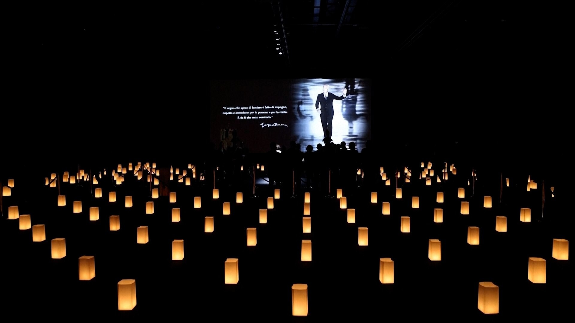 Milaan herdenkt Giorgio Armani in theater vol kaarsjes Milaan herdenkt Giorgio Armani onder meer met een theater vol kaarsjes. Foto: Reuters