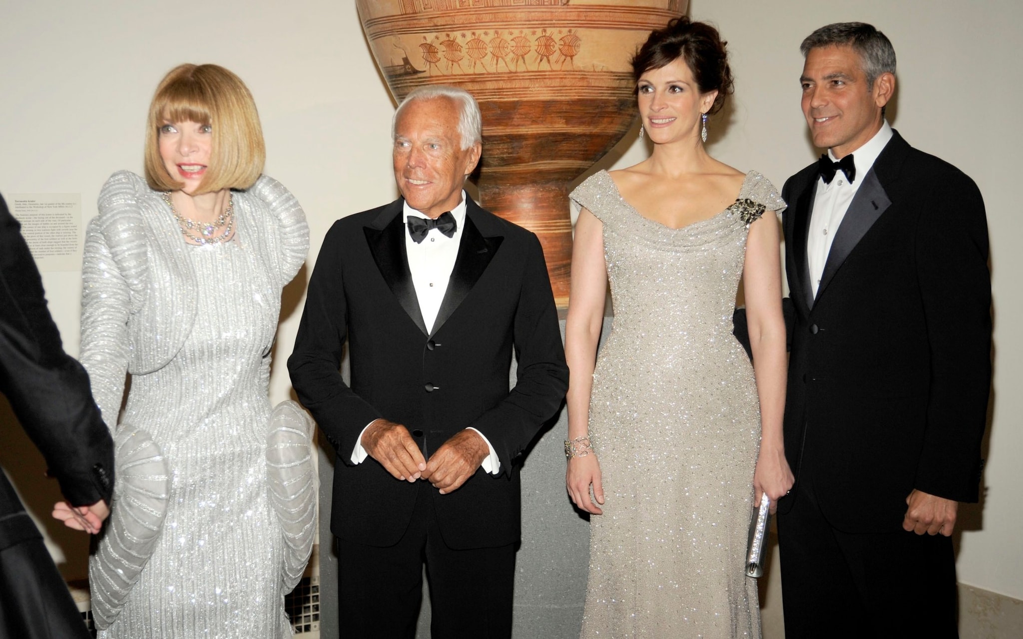 Giorgio Armani met onder meer Anna Wintur en George Clooney. Telegraph UK