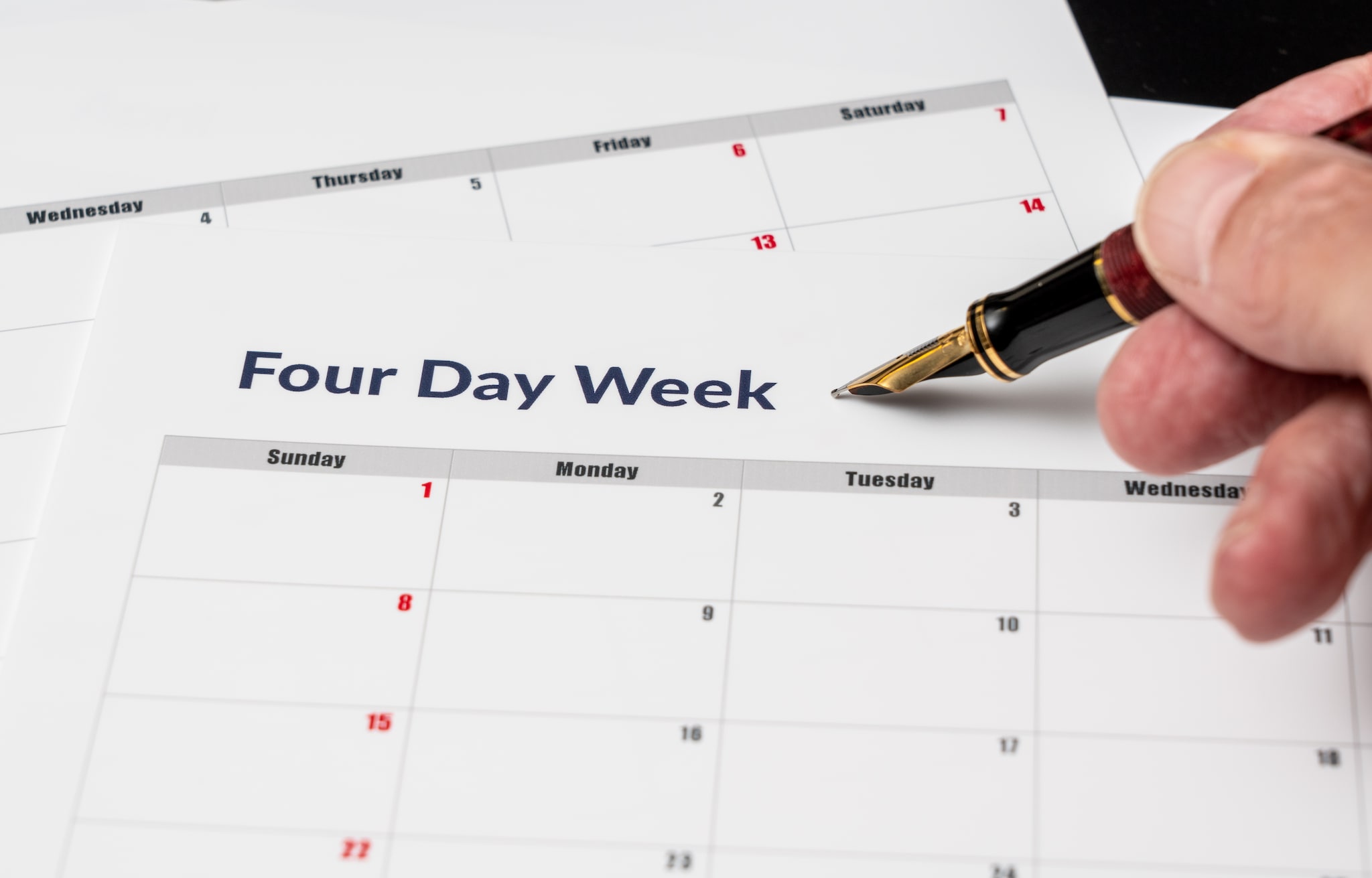 Printed calendar for a 4 day working week showing weekend days in red in new approach to productivity Een vierdaagse werkweek, doen of niet doen? Foto: Steve Heap/Shutterstock.