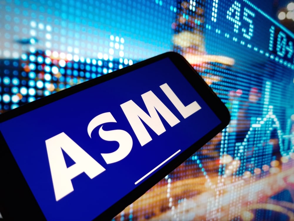 Konskie, Poland - January 11, 2024: ASML Holding NV company logo displayed on mobile phone screen Afbeelding: Shutterstock