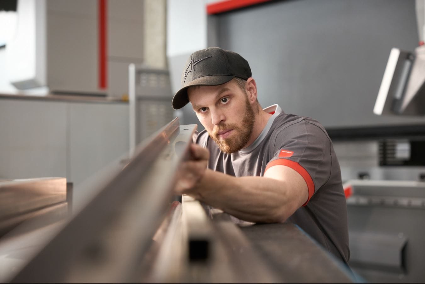 Een medewerker van Bystronic, wereldwijd toonaangevend in geavanceerde lasersystemen en automatisering. Een medewerker van het bedrijf Bystronic, wereldwijd toonaangevend in geavanceerde lasersystemen en automatisering. Foto: Bystronic.