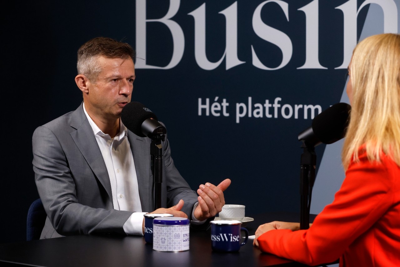 Ger Jansen van Philips, tijdens de podcastopname voor DataDays bij de Data Expo 2025. Ger Janssen van Philips in gesprek met Justine Wolters, tijdens de podcastopname voor Data Days bij de Data Expo 2025. Foto: Ruud Voest.