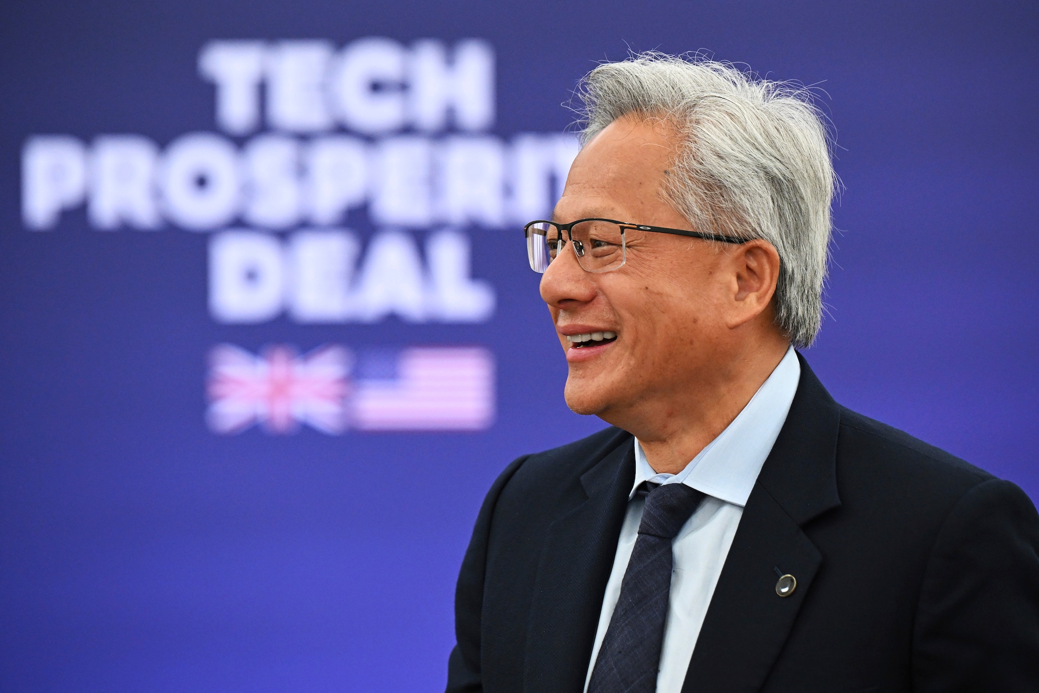 Nvidia CEO Jensen Huang attends a news conference by President Donald Trump and Britain's Prime Minister Keir Starmer  during a business roundtable at Chequers near Aylesbury, England, Thursday, Sept. 18, 2025. (Leon Neal/Pool Photo via AP) Nvidia-ceo Jensen Huang. Foto: AP.