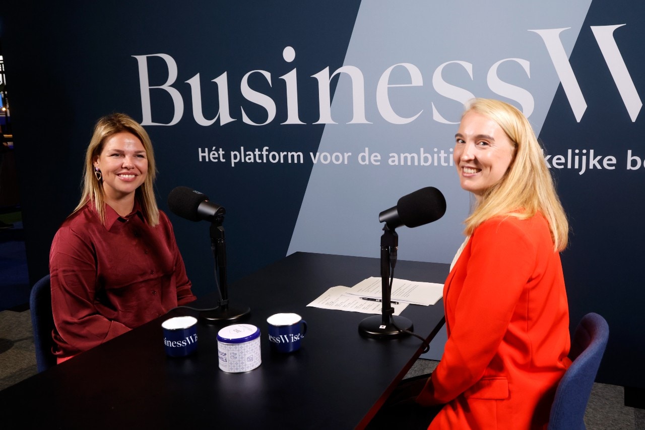 Lizzy Prins en Justine Wolters tijdens de opname van de podcast Data Days. Lizzy Prins (links) en Justine Wolters tijdens de opname van de podcast Data Days. Foto: Ruud Voest.