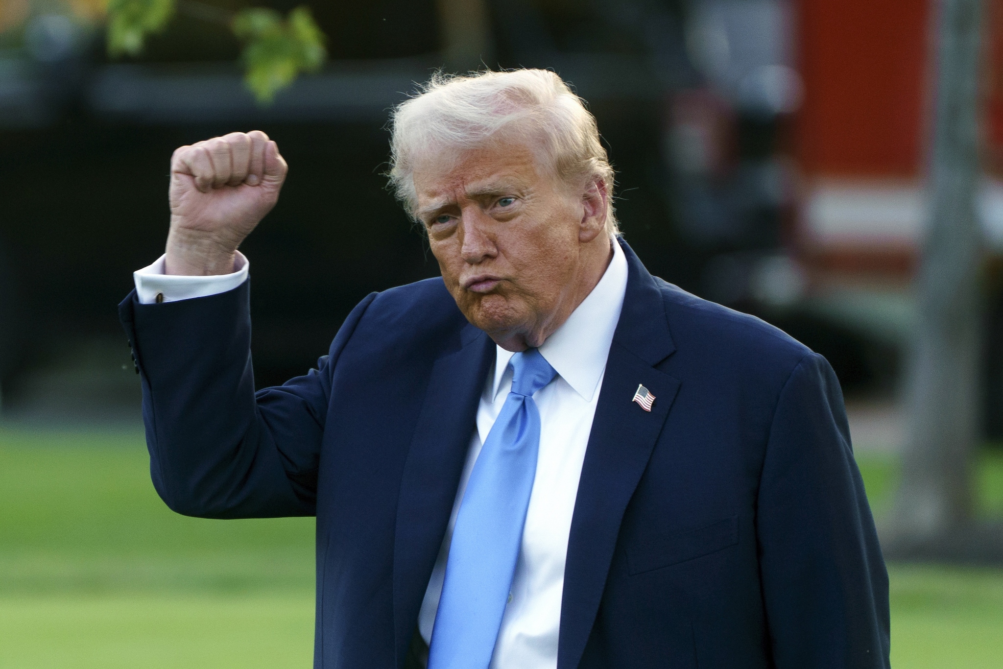 epaselect epa12398898 US President Donald Trump gestures as he is set to board Marine One at White House, Washington, DC, USA, 22 September 2025. Trump is due to arrive in New York to attend events around the United Nations General Assembly.  EPA/WILL OLIVER Donald Trump, president van de Verenigde Staten, met zijn welbekende vuist gebaar. Foto: ANP/EPA.