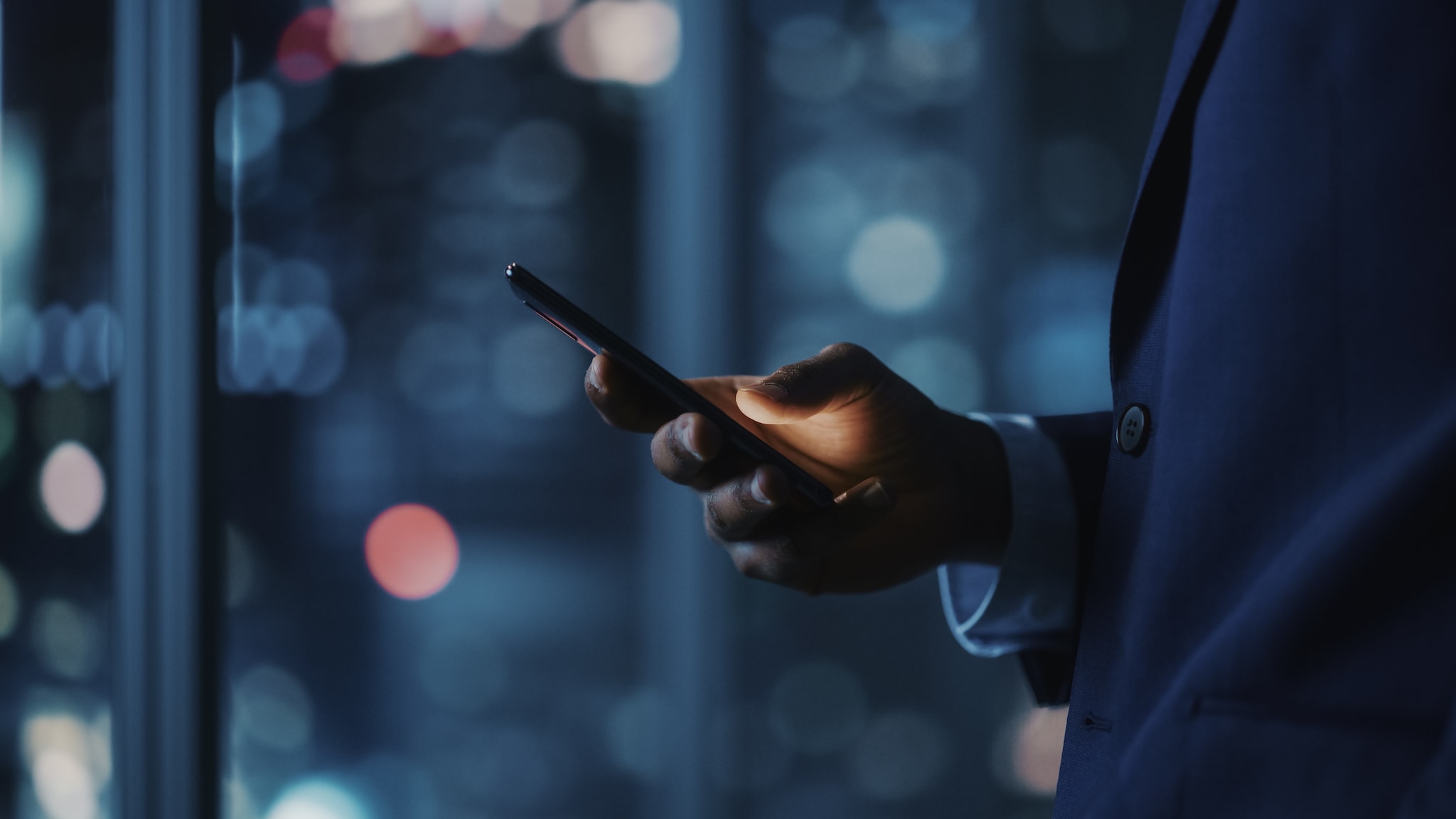 Social media in de boardroom. Foto: Gorodenkoff/Shutterstock Shutterstock