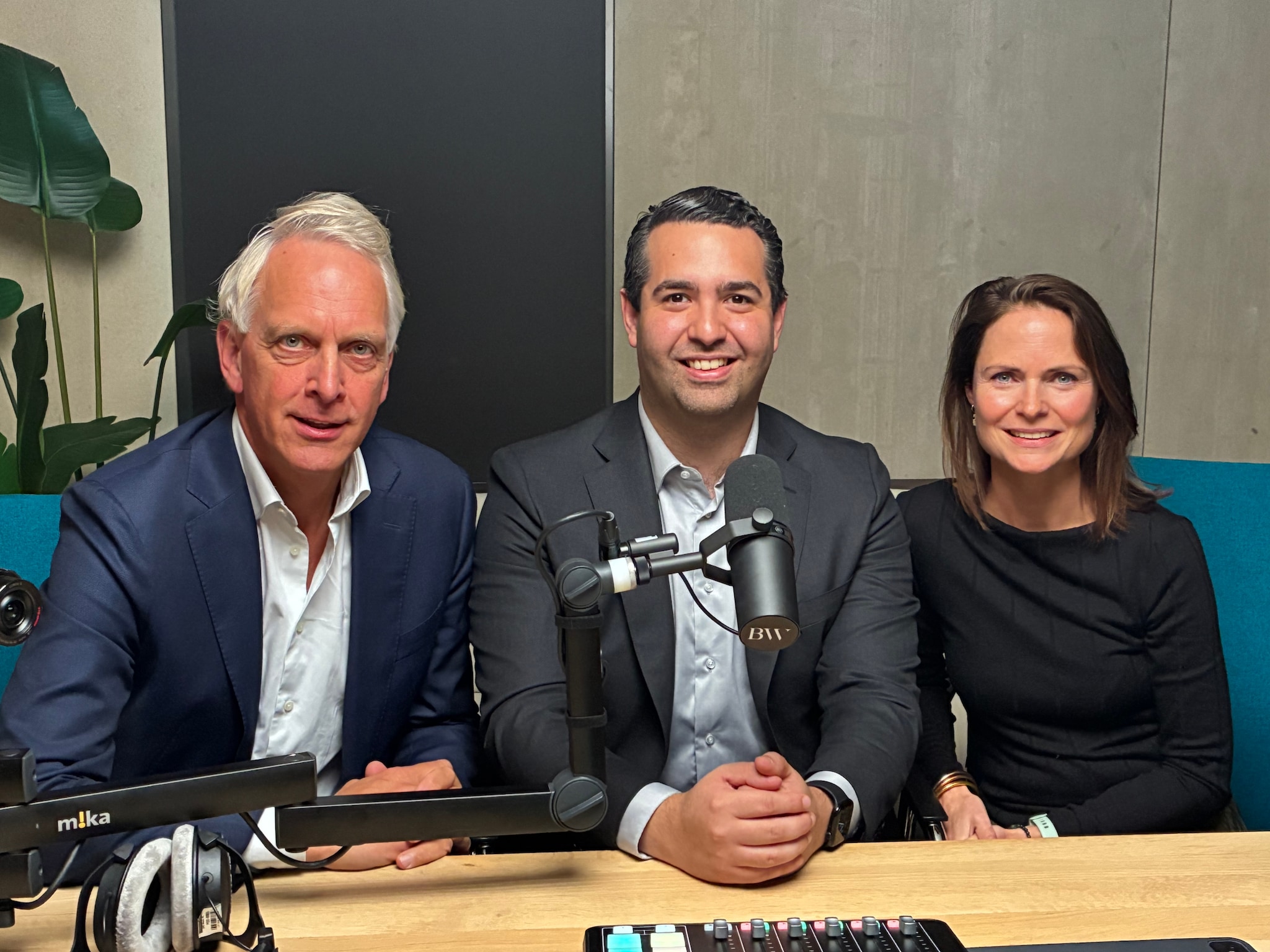 Geert-Jan van der Snoek, CEO bij uitgeverij SDU en Managing Partner bij MerxEnterprises, presentator Olivier de Neve en Judy Sliepen, gespecialiseerd in arbeidsrecht en advocaat bij Fruytier Lawyers in Business.
 BusinessWise