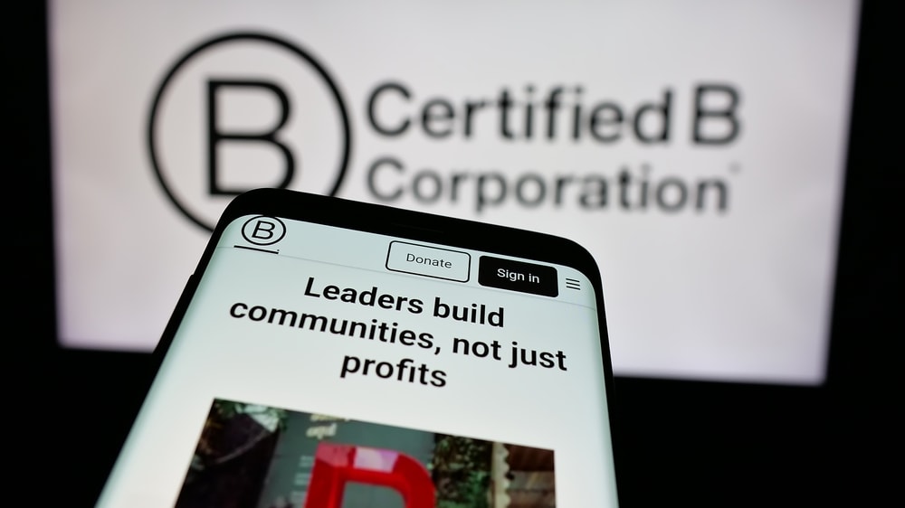 Stuttgart, Germany - 10-10-2024: Mobile phone with website of certification organization B Corporation (B Corp) on screen in front of logo. Focus on top-left of phone display. Unmodified photo. Afbeelding: Shutterstock