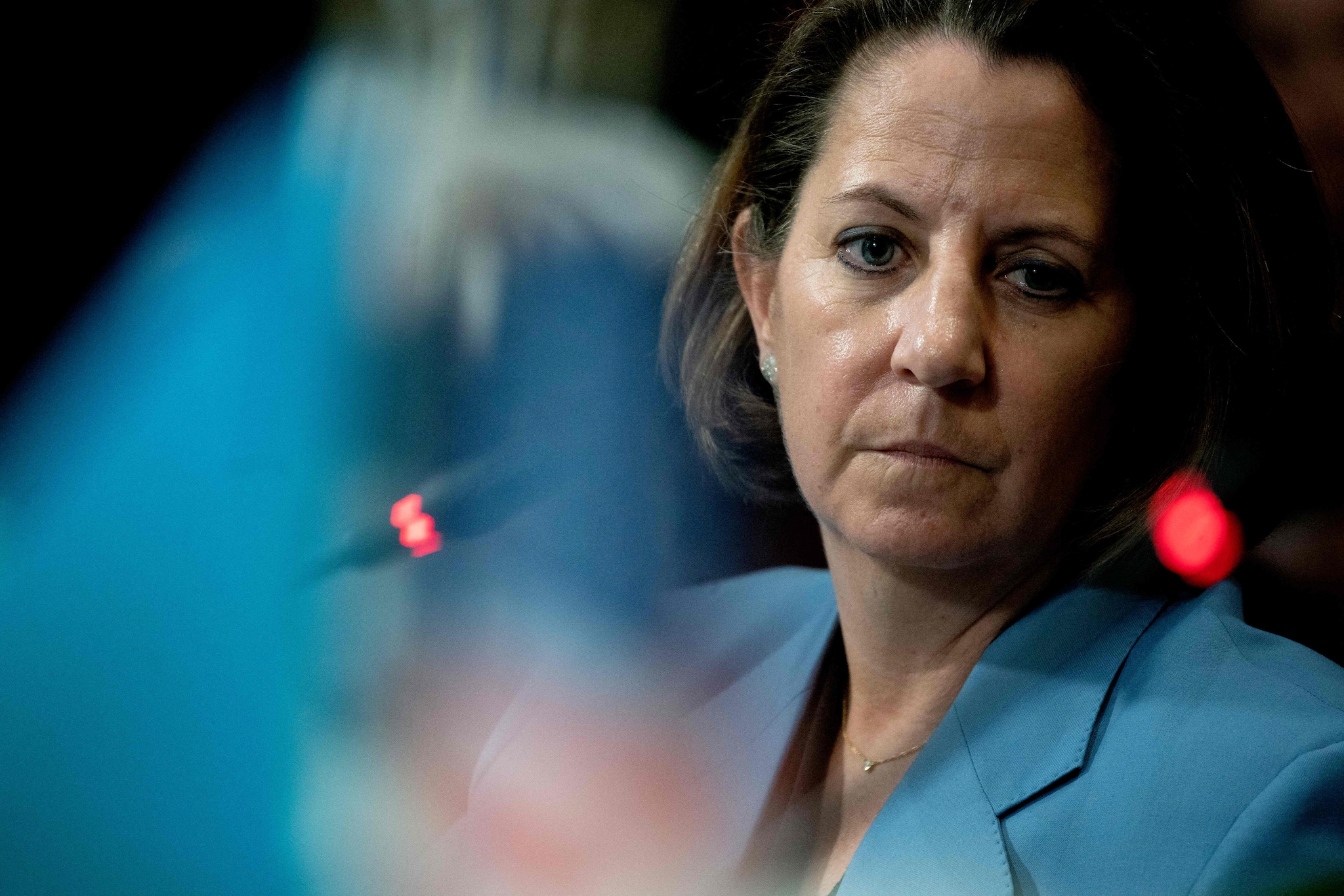 (FILES) US Deputy Attorney General Lisa Monaco looks on during a meeting with Ukrainian Prosecutor General Andriy Kostin and US Attorney General Merrick Garland at the US Department of Justice in Washington, DC, on April 17, 2023. US President Donald Trump called on Microsoft on September 26, 2025 to fire its head of global affairs, Lisa Monaco, a former senior official in Democratic administrations. (Photo by Stefani Reynolds / AFP) Een gevoor de nationale veiligheid van de VS, deze Lisa Monaco. Tenminste, dat vindt Donald Trump. Foto:mAFP