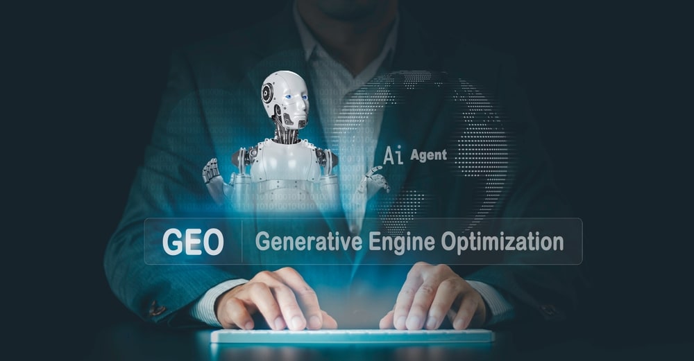 GEO generative engine optimization concept. Businessmen use agentic Ai, icons on websites to rank search engines, Search with assistants Artificial Intelligence data technology from internet network Afbeelding: Shutterstock