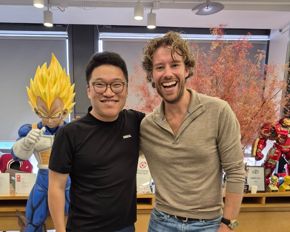 Job van den Berg (rechts) met de founder van XREAL: een van de groote bedrijven in AR brillen. Job van den Berg (rechts) met de founder van XREAL: een van de grootste bedrijven in AR-brillen. Foto: prive-archief Job van den Berg