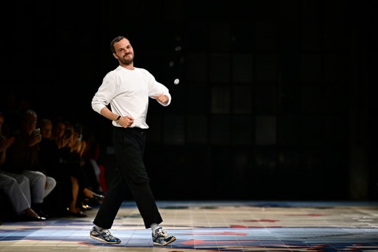 Matthieu Blazy op de catwalk. Foto: Gabriel Bouys/AFP Gabriel Bouys/ AFP