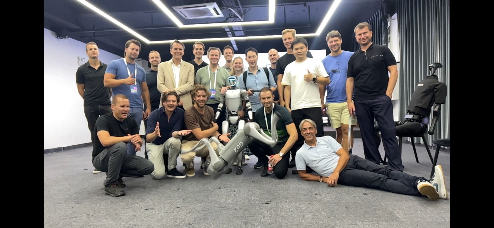 Job van den Berg en Remy Gieling op bezoek bij Unitree in China, en dat samen met een groep ondernemers. Op bezoek bij Unitree, een van de grootste bedrijven in humanoid robots. Foto: AI.nl.