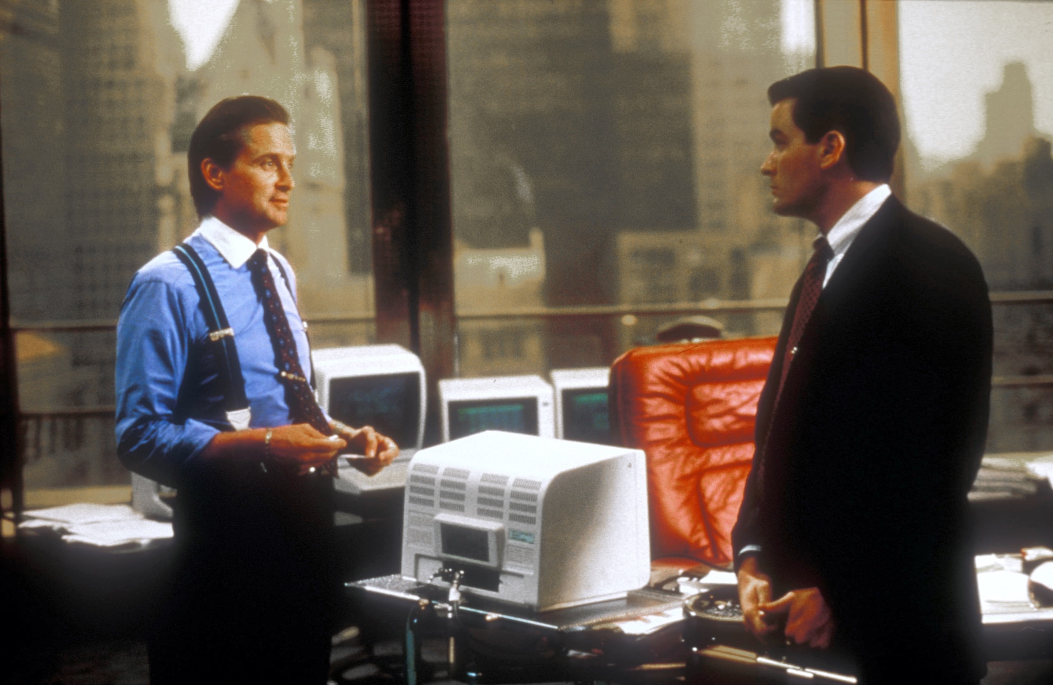 Michael Douglas (links) en Charlie Sheen in de film Wall Street (Oliver Stone, 1987). ANP/Mary Evans Picture Library Ltd. ANP / Mary Evans Picture Library Ltd.