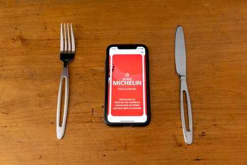 Paris, France - January 15, 2020 - Red Michelin guide book on smartphone application, which reviews restaurants. Foto: Shutterstock