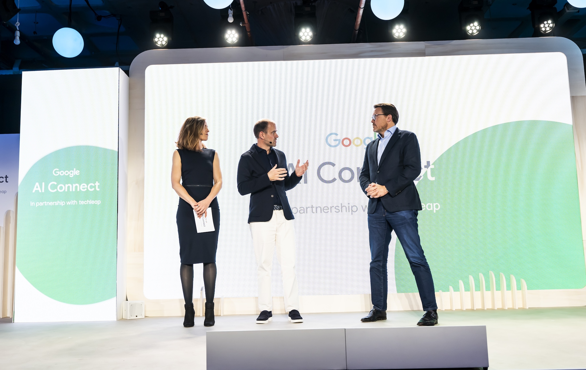 Google-manager Martijn Bertisen (midden) en prins Constantijn van Oranje (rechts).  Nico Alsemgeest