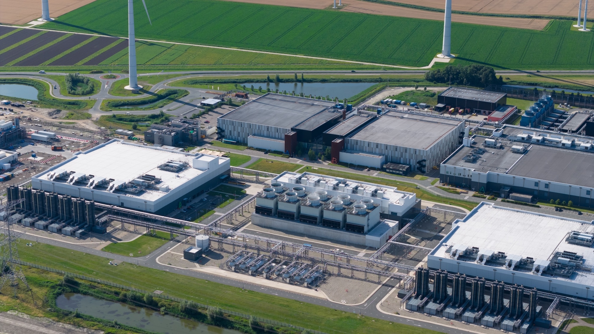 Een nieuw te bouwen datacenter in Eemshaven, Groningen. Foto: Make more  Aerials/Shutterstock Shutterstock