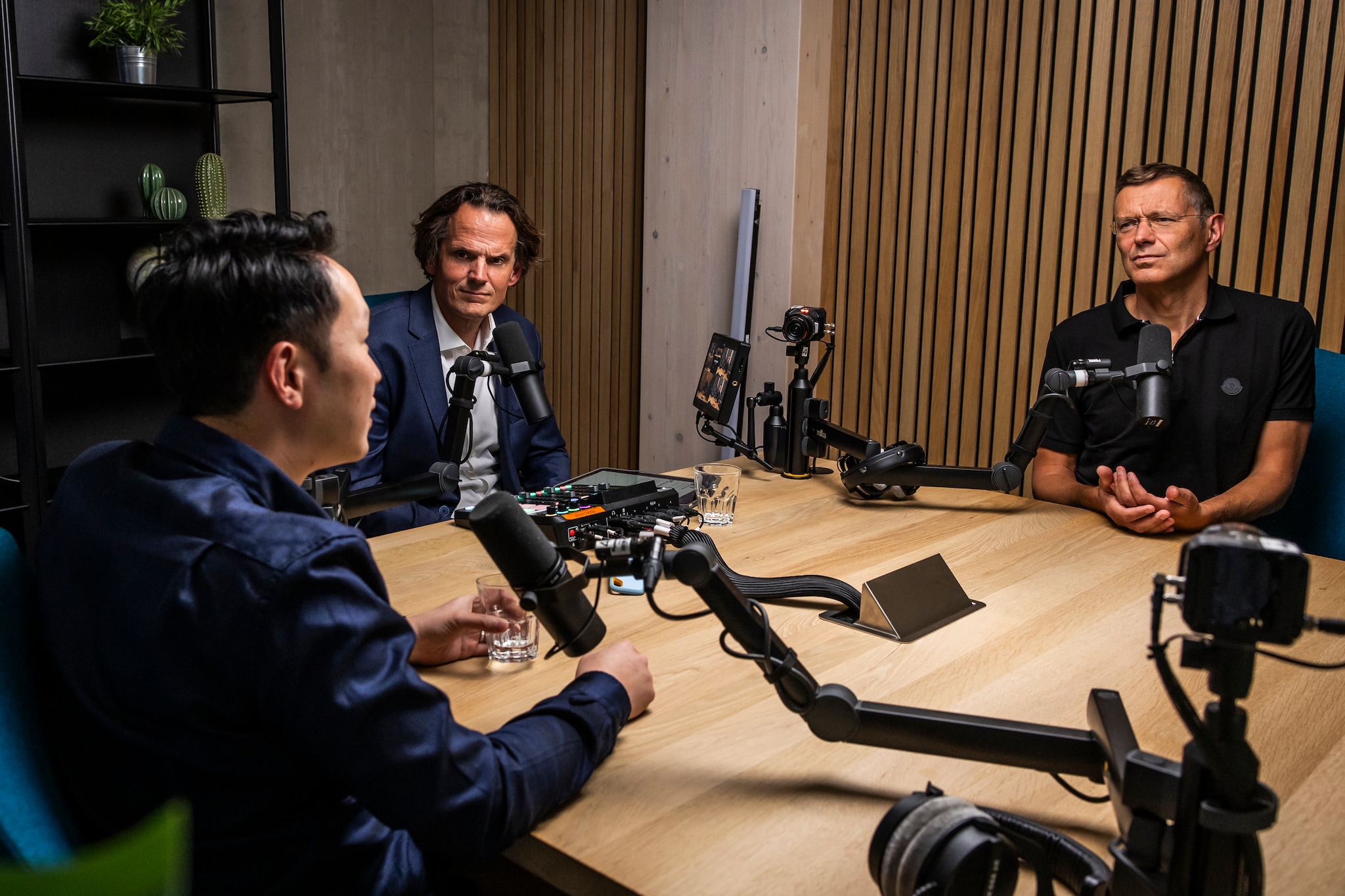 Amsterdam, 29 september 2025 - PODCAST. In de studio praat Gerben van Driel met Wibe Wagemans, CEO / boardmember in Silicon Valley, en John. Foto Dingena Mol Gerben van Driel (midden) in gesprek met John Lin (links) en Wibe Wagemans voor een speciale aflevering van de podcast Even bellen met Silicon Valley. Foto: Inge Mol.