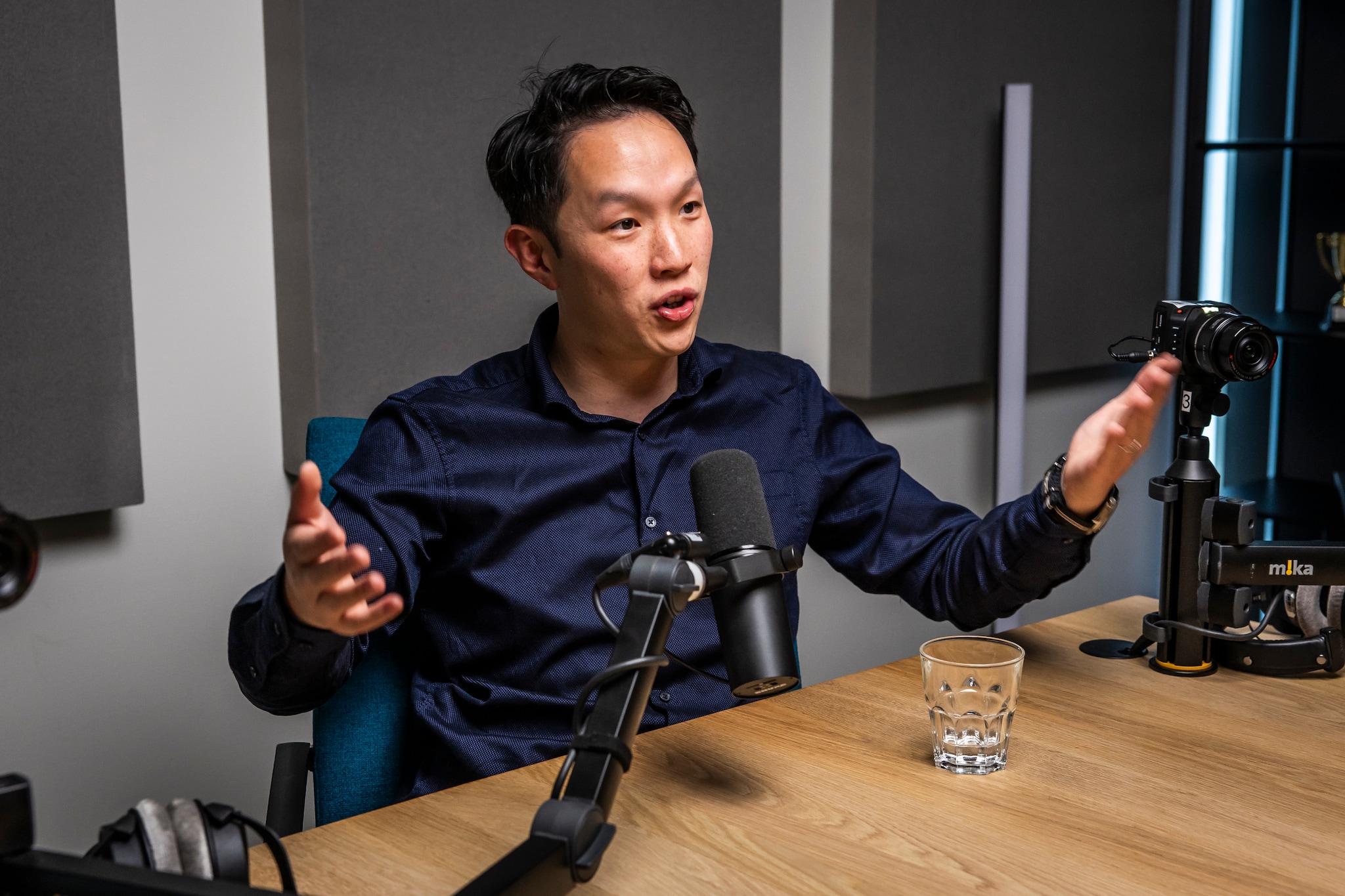 Amsterdam, 29 september 2025 - PODCAST. In de studio praat Gerben van Driel met Wibe Wagemans, CEO / boardmember in Silicon Valley, en John. Foto Dingena Mol John Lin: ‘Door de vijandige houding in de VS keren steeds meer topingenieurs terug naar China. En die vinden daar goedbetaalde banen én kansen om te innoveren’. Foto: Inge Mol.