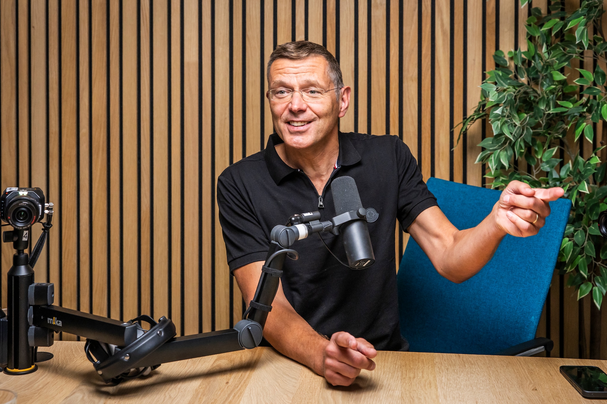 Amsterdam, 29 september 2025 - PODCAST. In de studio praat Gerben van Driel met Wibe Wagemans, CEO / boardmember in Silicon Valley, en John. Foto Dingena Mol Wibe Wagemans over de AI-race: ‘In Europa missen ze de structuur van een soeverein land. Eindhoven praat niet met Amsterdam, laat staan Parijs met Berlijn. Dat is een groot probleem’. Foto: Inge Mol.