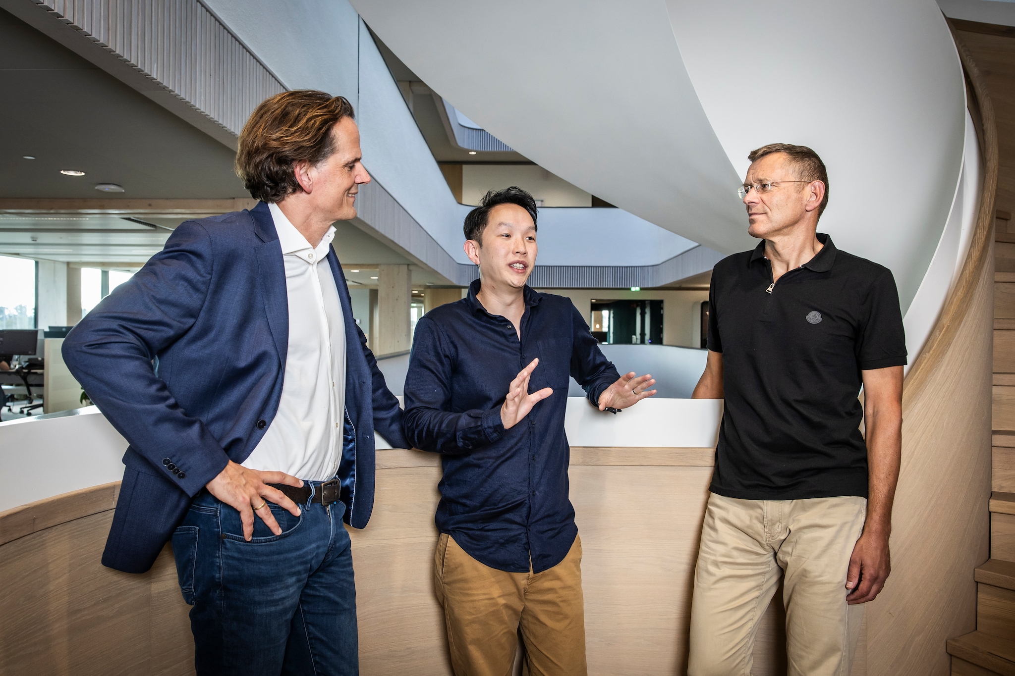 Amsterdam, 29 september 2025 - PODCAST. In de studio praat Gerben van Driel met Wibe Wagemans, CEO / boardmember in Silicon Valley, en John. Foto Dingena Mol Presentator Gerben van Driel met John Lin (midden) en Wibe Wagemans in Mediavaert, de thuislocatie van onder meer BusinessWise. Foto: Inge Mol.