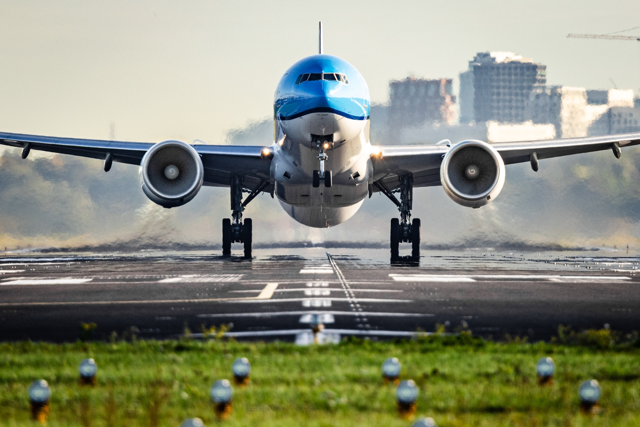 #NLBEELD# JG20251009-001, SCHIPHOL - Een KLM vliegtuig stijgt op vanaf de Kaagbaan op de luchthaven Schiphol.  Een KLM-vliegtuig stijgt op vanaf de Kaagbaan op de luchthaven Schiphol. Foto: Jeffrey Groeneweg.