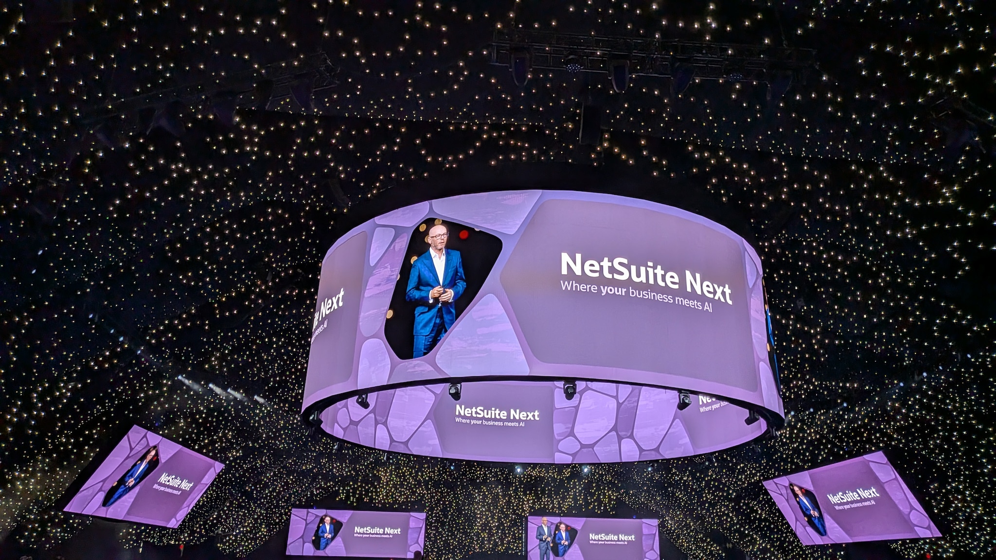 Podiumpresentatie van NetSuite Next in Las Vegas. Spectaculair - en dat was het zeker, de podiumpresentatie van NetSuite Next in Las Vegas. Foto: Oracle NetSuite.