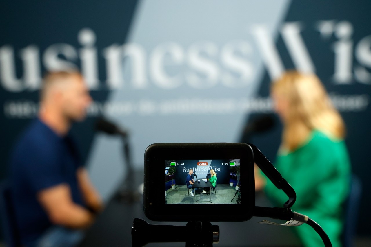 Rik van der Wansem (Dataiku) en Justine Wolters, in gesprek voor de podcast Data Days. Rik van der Wansem (Dataiku) en Justine Wolters, in gesprek voor de podcast Data Days. Foto: Ruud Voest.