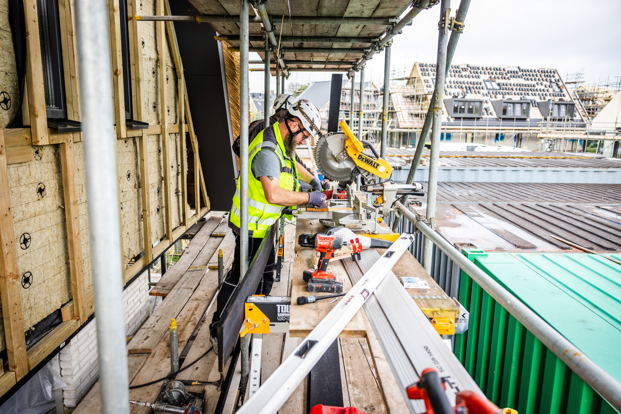 serie afgekocht adr #NLBEELD# JG20251014-002, MAASSLUIS - Bouwvakkers aan het werk op een bouwplaats waar nieuwbouw woningen worden gebouwd in Maassluis. Vaklieden als timmermannen en metselaars zijn steeds moeilijker te vinden door personeelstekorten. Bouwvakkers aan het werk op een bouwplaats in Maassluis, waar nieuwbouwwoningen worden gebouwd. Vaklieden als timmermannen en metselaars zijn steeds moeilijker te vinden door personeelstekorten. Over de opkomst van AI hoeven zij zich geen zorgen te maken. Foto: Jeffrey Groeneweg.