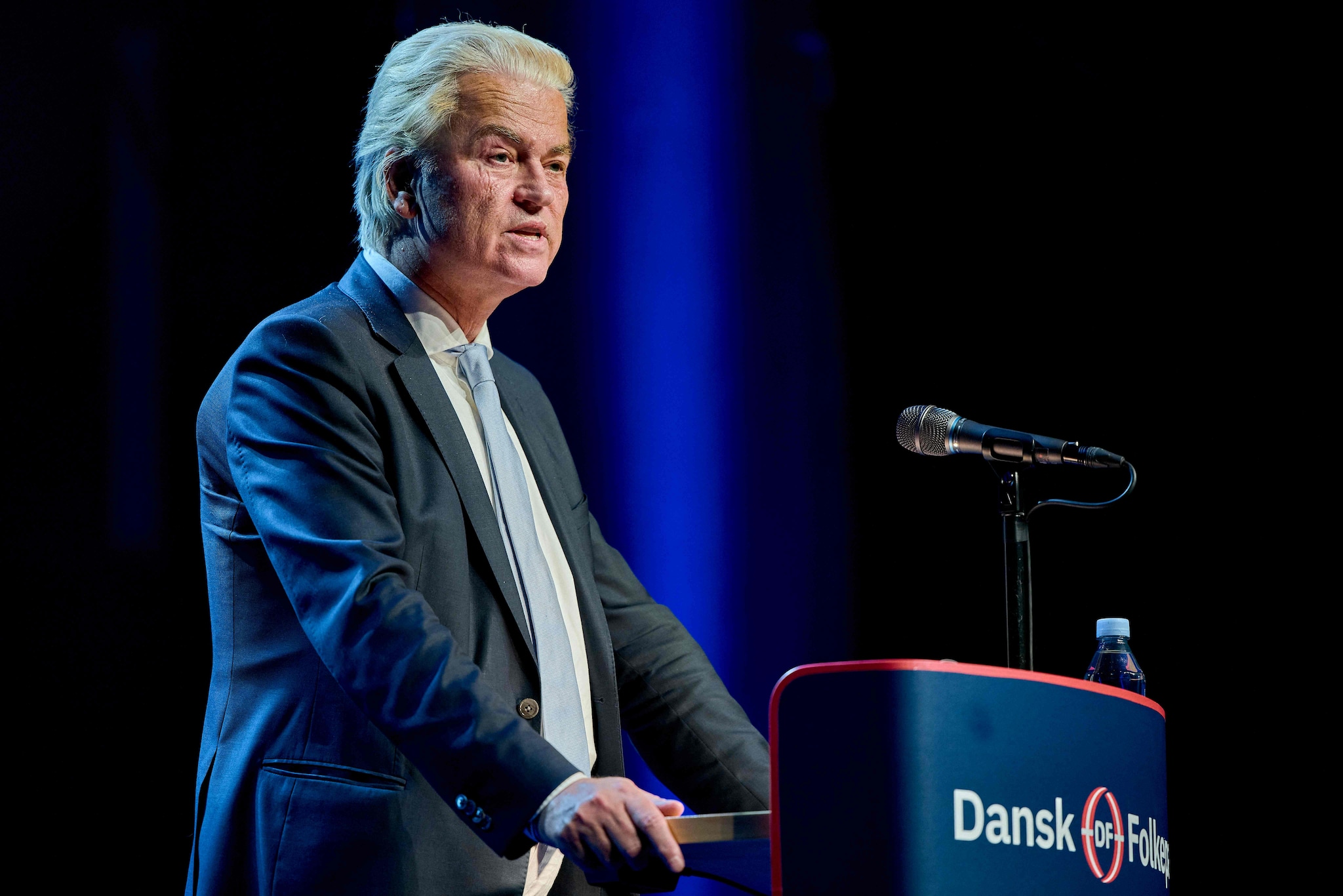 Geert Wilders op het spreekgestoelte bij een meeting van de Danish People’s Party. Foto: AFP. Geert Wilders op het spreekgestoelte bij een meeting van de Danish People’s Party. Foto: AFP.