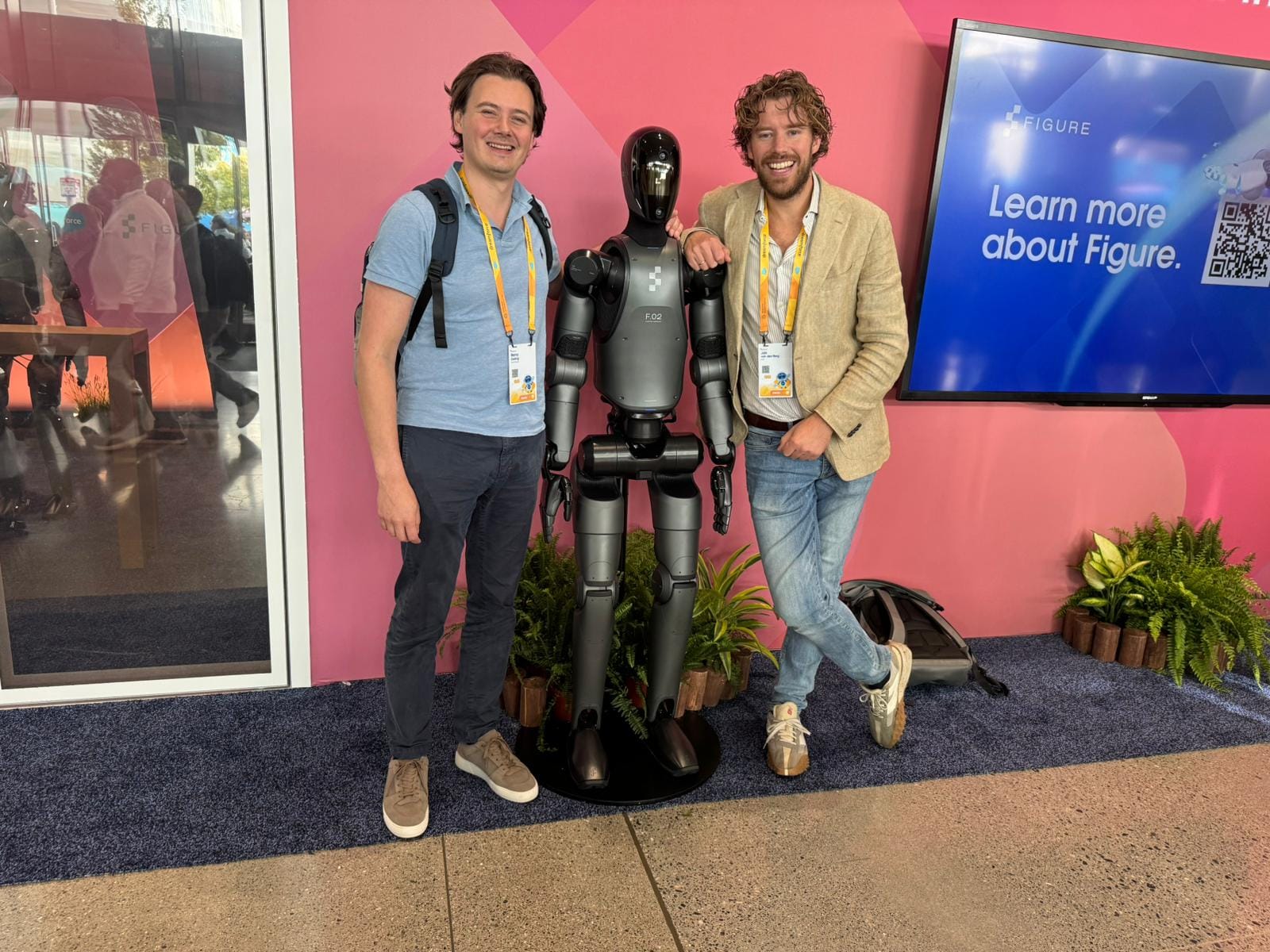 Remy Gieling, een robot en Job van den Berg tijdens Dreamforce 2025. Remy Gieling (links), Job van den Berg en... een robot tijdens Dreamforce 2025 in San Francisco. Foto: AI.nl.