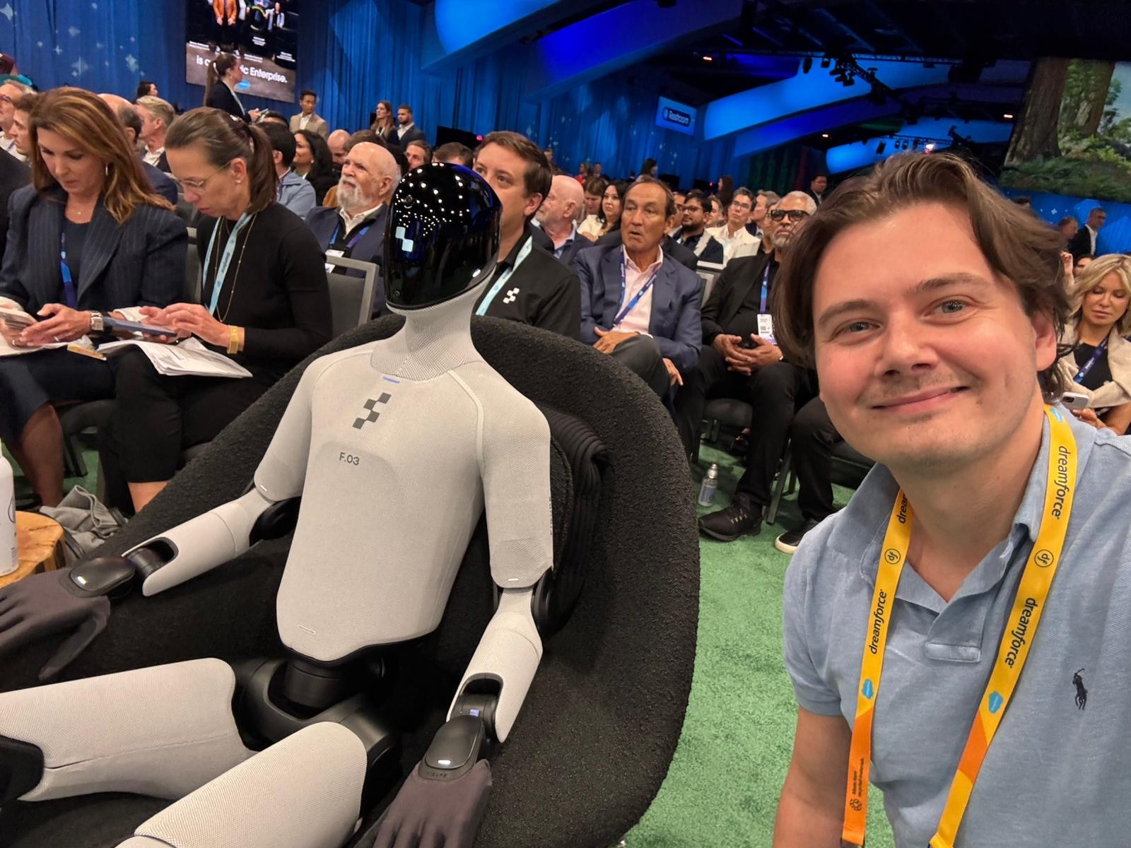 Remy Gieling en zijn buurman, een robot, tijdens een van de presentaties van Dreamforce 2025. Remy Gieling en zijn buurman, een robot, tijdens een van de presentaties van Dreamforce 2025. Foto: AI.nl
