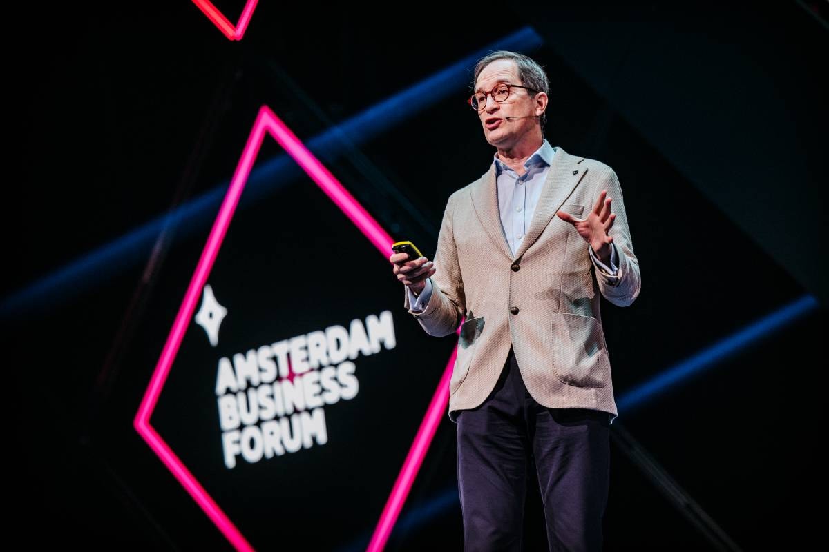 Peter Hinssen bij Amsterdam Business Forum 2025. Foto: Nathan Reinds Peter Hinssen: „CEO’s hebben lang aangeleerd dat je je kunt aanpassen aan wat nieuw is. Nu moeten ze zich een soort constante wendbaarheid aanleren in hun manier van denken en handelen.” Foto: Nathan Reinds.