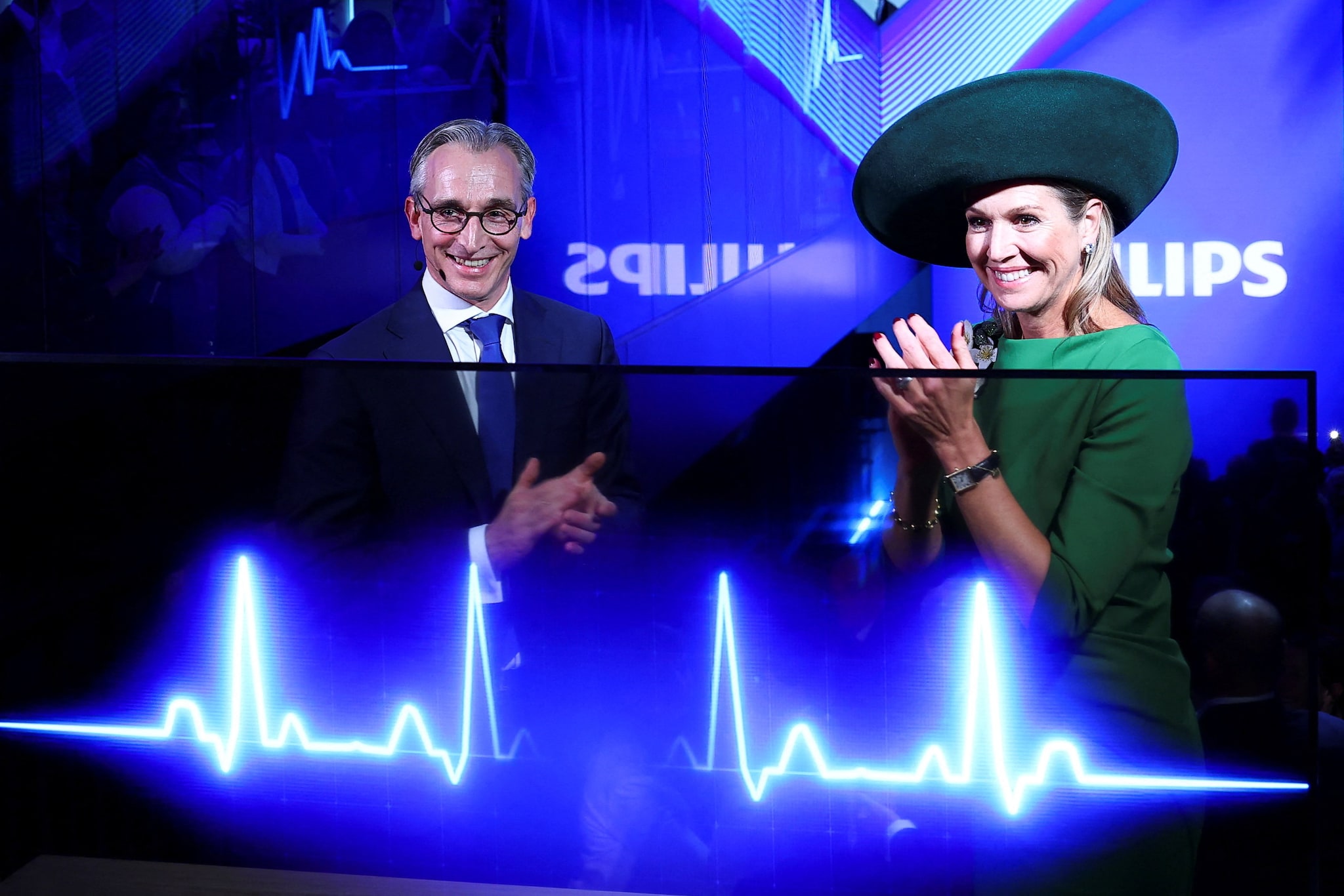 Dutch Queen Maxima and Philips CEO Roy Jakobs attend the official opening of the new global Philips Headquarters in Amsterdam, Netherlands, October 16, 2025. REUTERS/Piroschka van de Wouw Philips-CEO Roy Jakobs en koningin Máxima, bij de opening van het nieuwe internationaal hoofdkantoor van Philips. Foto: Reuters.