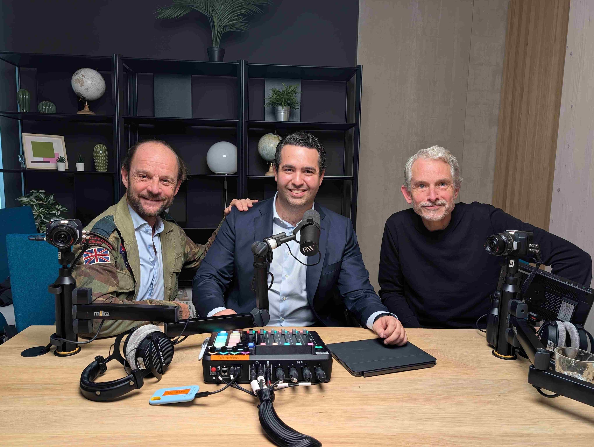 Schaepman, De Neve en Huisman bij de podcastopnames van BusinessWise Weekly. V.l.n.r. Eduard Schaepman, Olivier de Neve en Rob Huisman na afloop van de podcastopname, in de studio. Foto: BusinessWise.