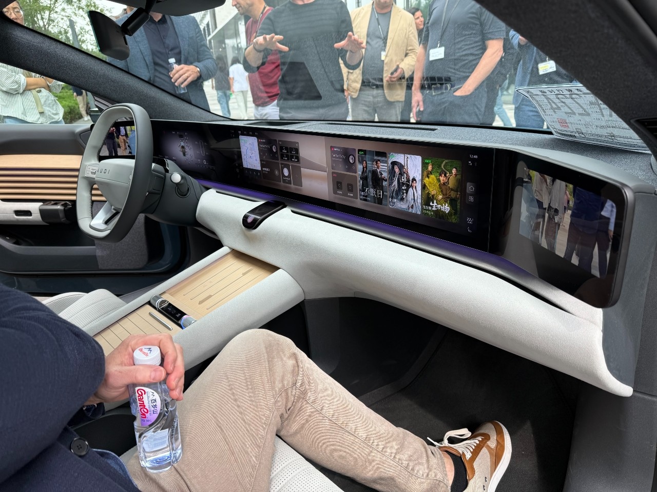 Audi lanceerde in China een compleet nieuw automerk, zonder de vier ringen, in slechts twee jaar. Dit is het dashboard van een van de modellen, Het futuristische dashboard van de Chinese Audi. Foto: John Lin.