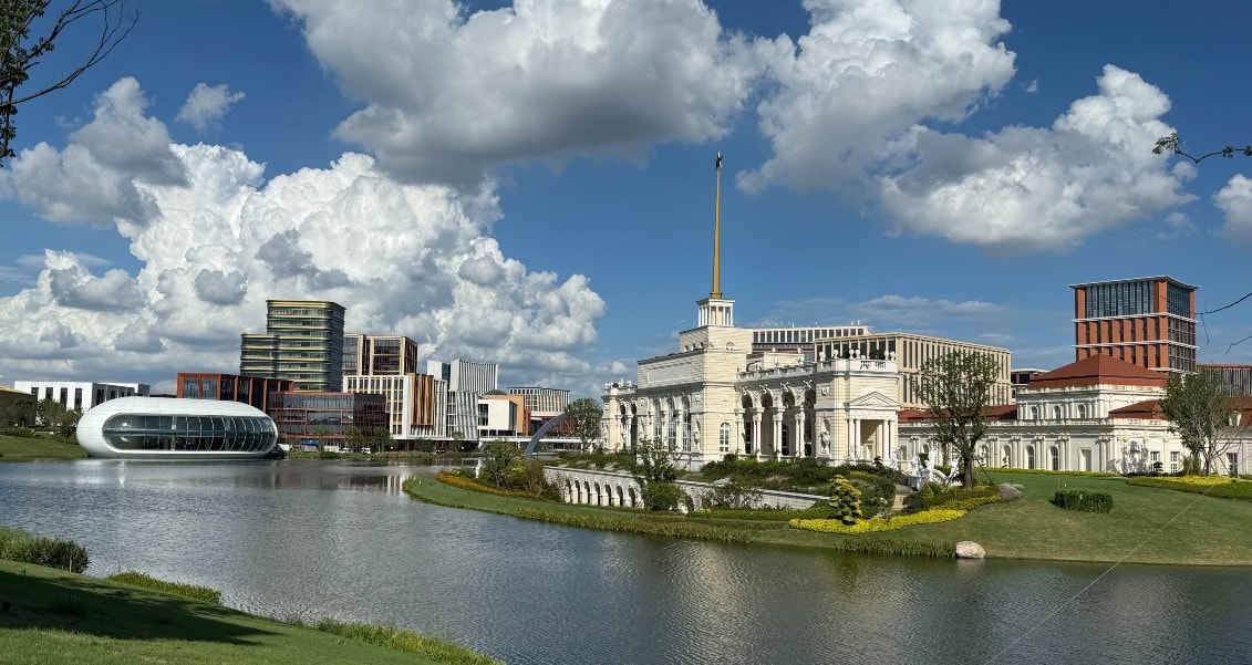 In twee jaar tijd gebouwd: de campus van Huawei in Shanghai: 160 hectare, 30.000 R&D medewerkers. Shanghai, waar Coolen een hoofdkantoor heeft. Rechts op de foto de campus van Huawei in Shanghai. Foto: John Lin.